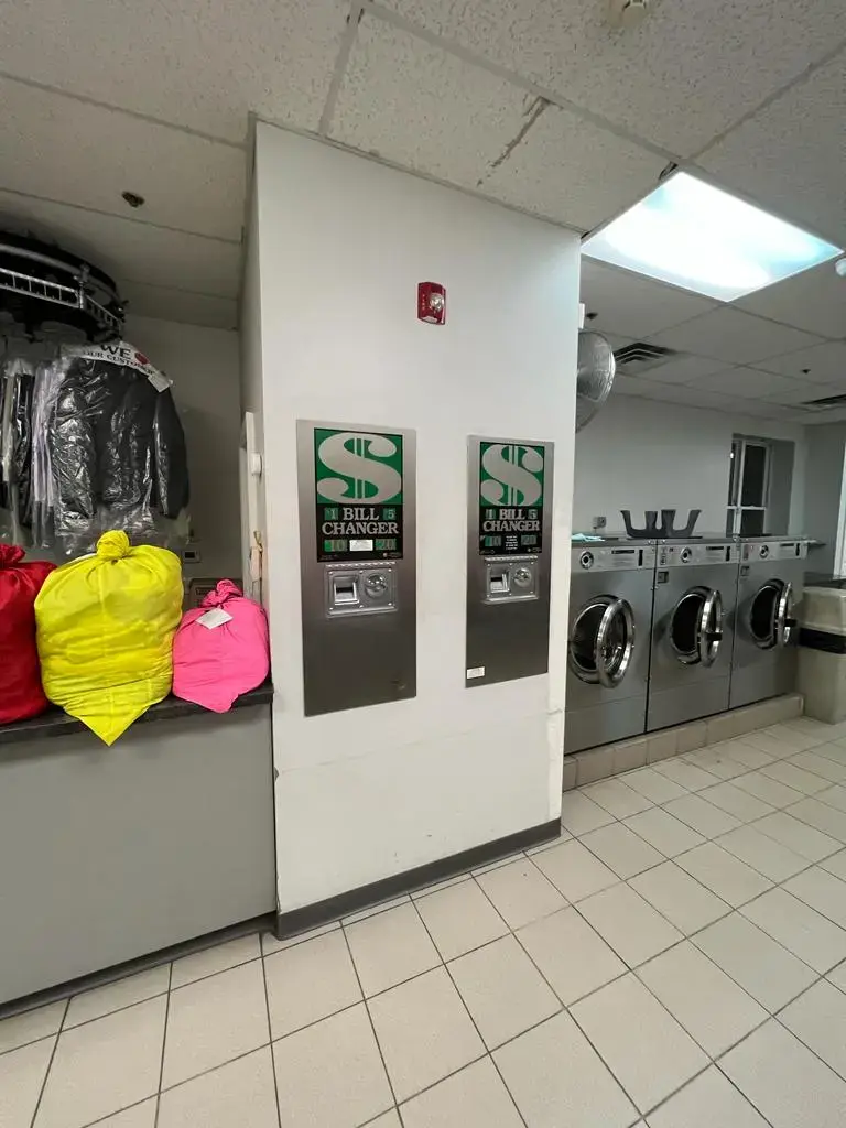 Master Wash Laundromat - Image 13