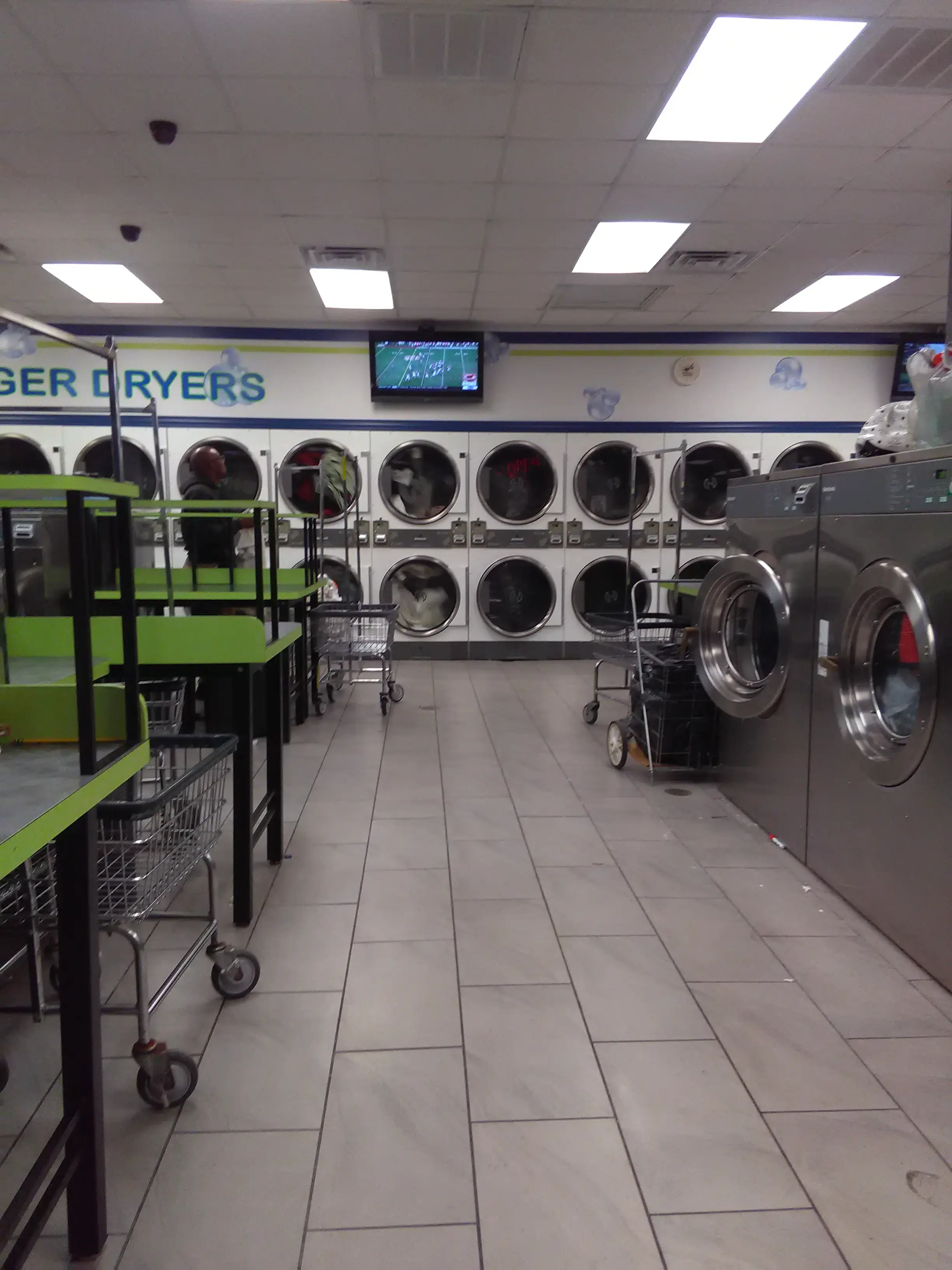 Maywood Laundromat - Image 5