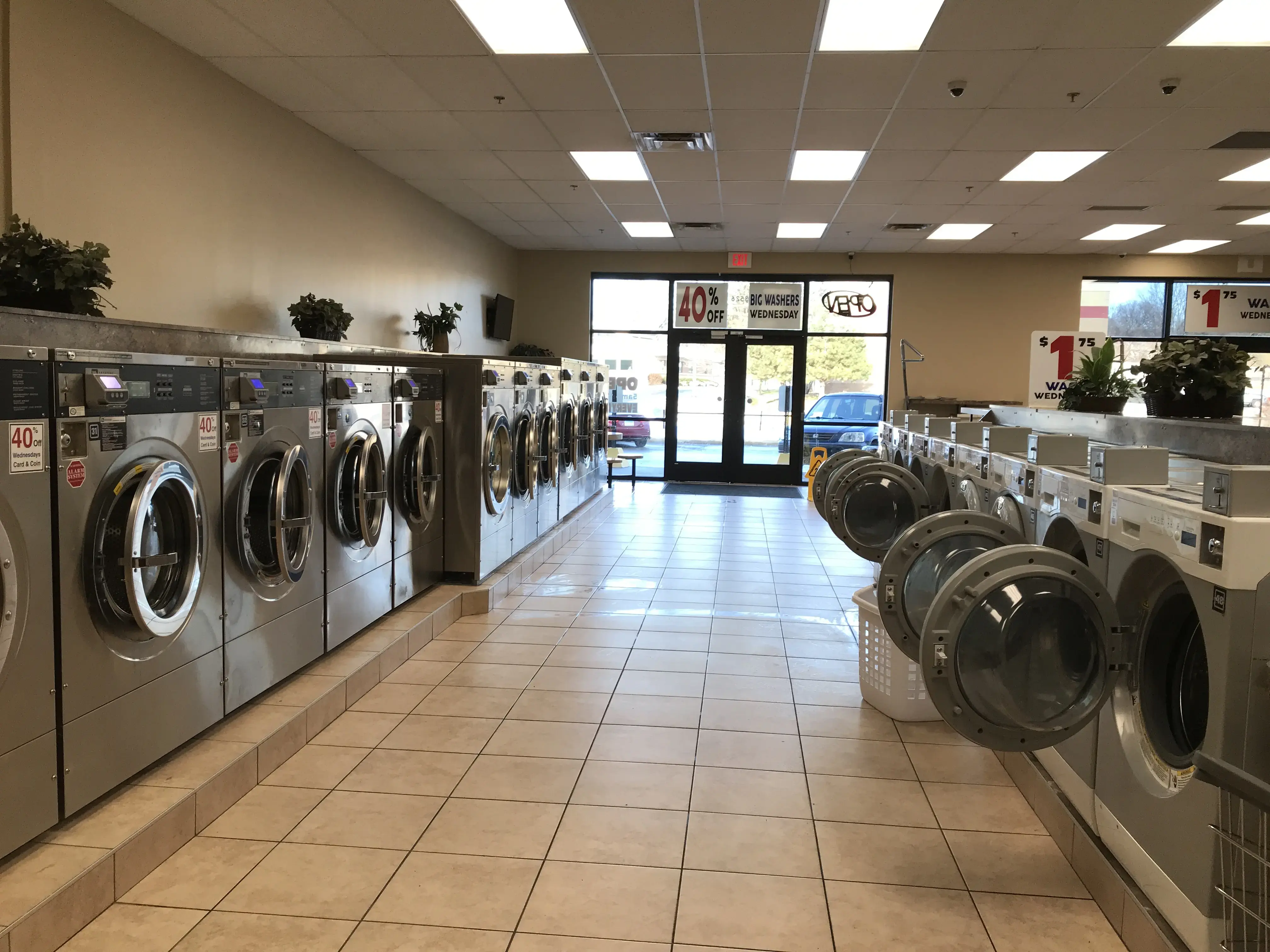 Mega Coin Laundry North - Image 12