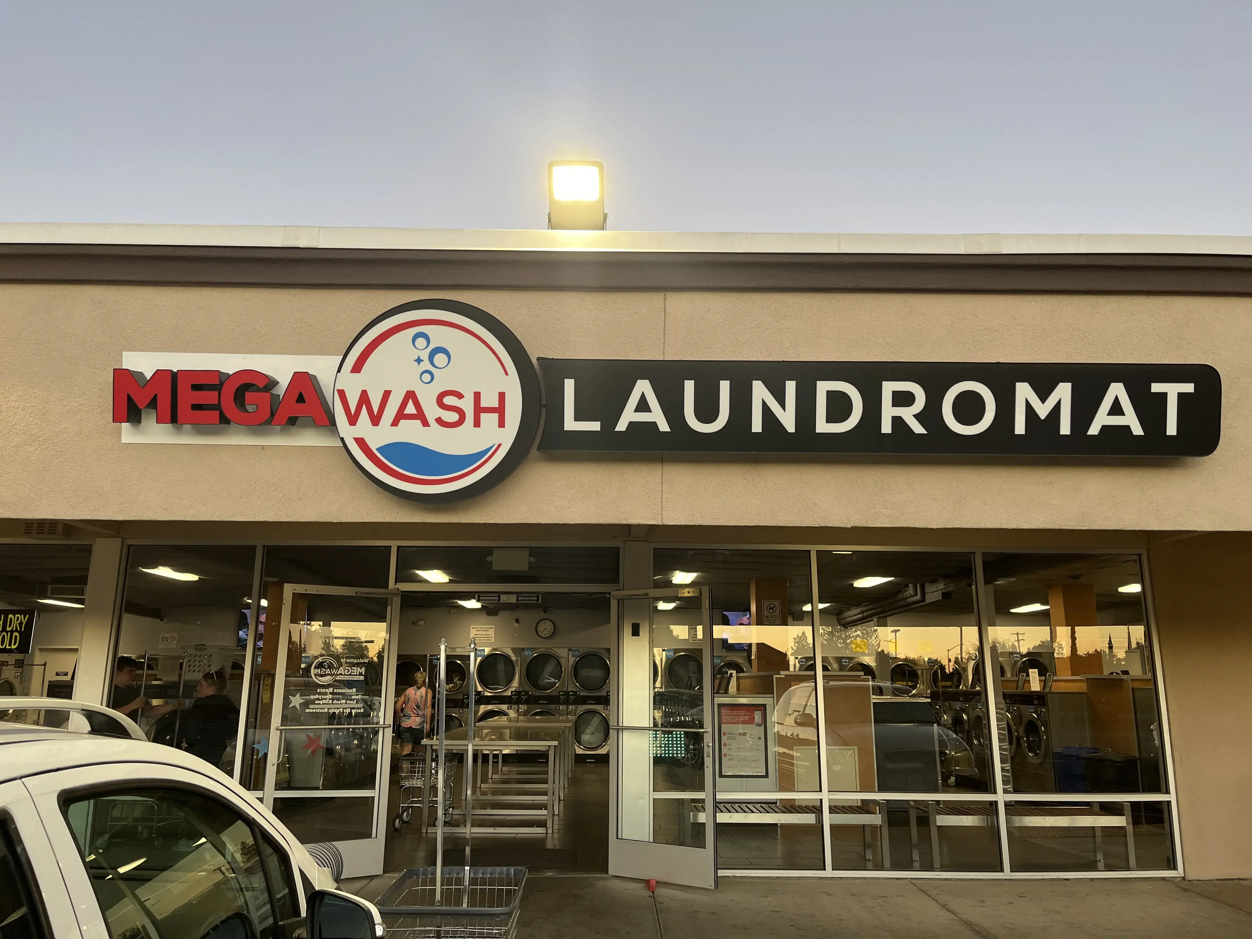 MegaWash Laundromat - Image 9