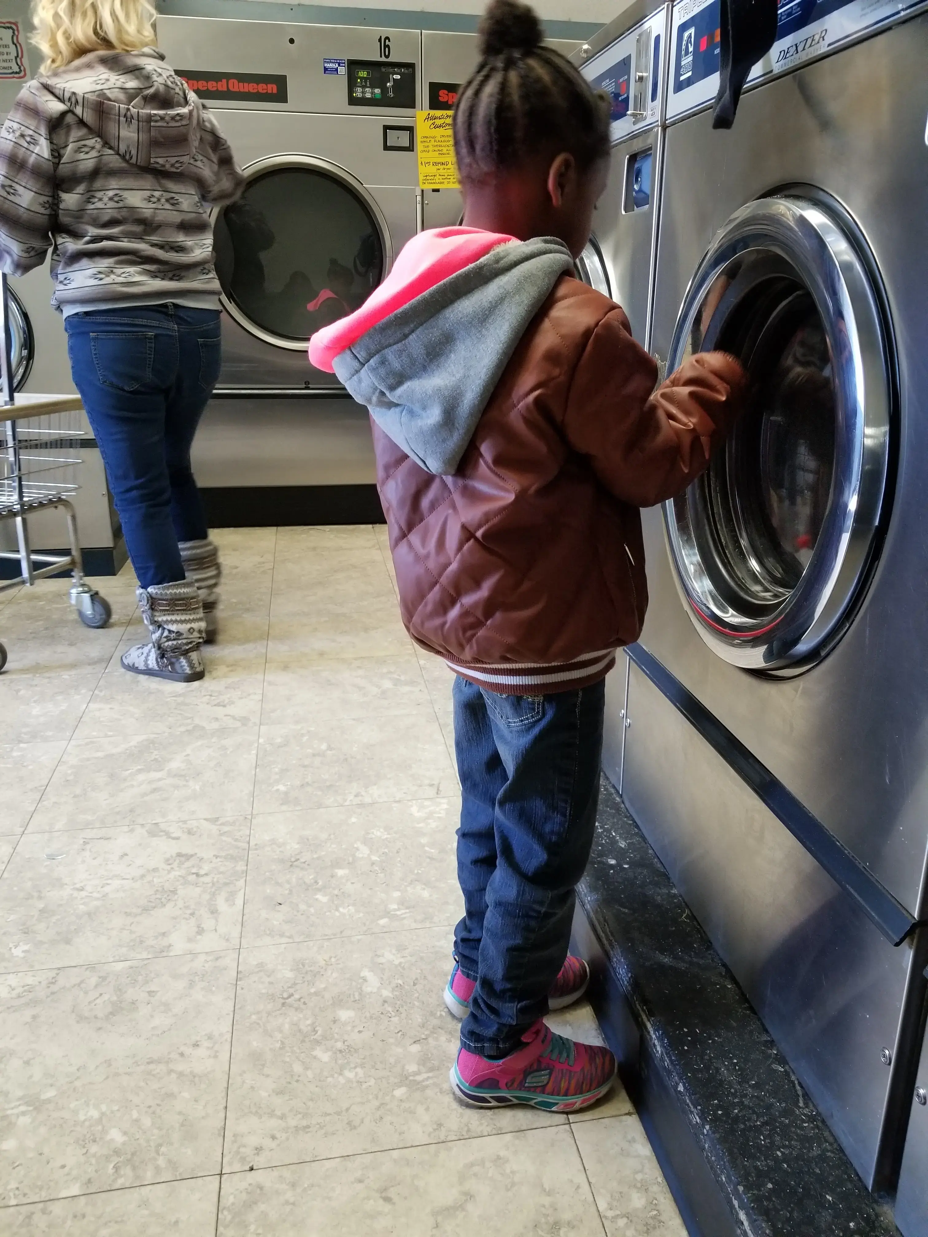 Mellett Plaza Laundry Express - Image 17
