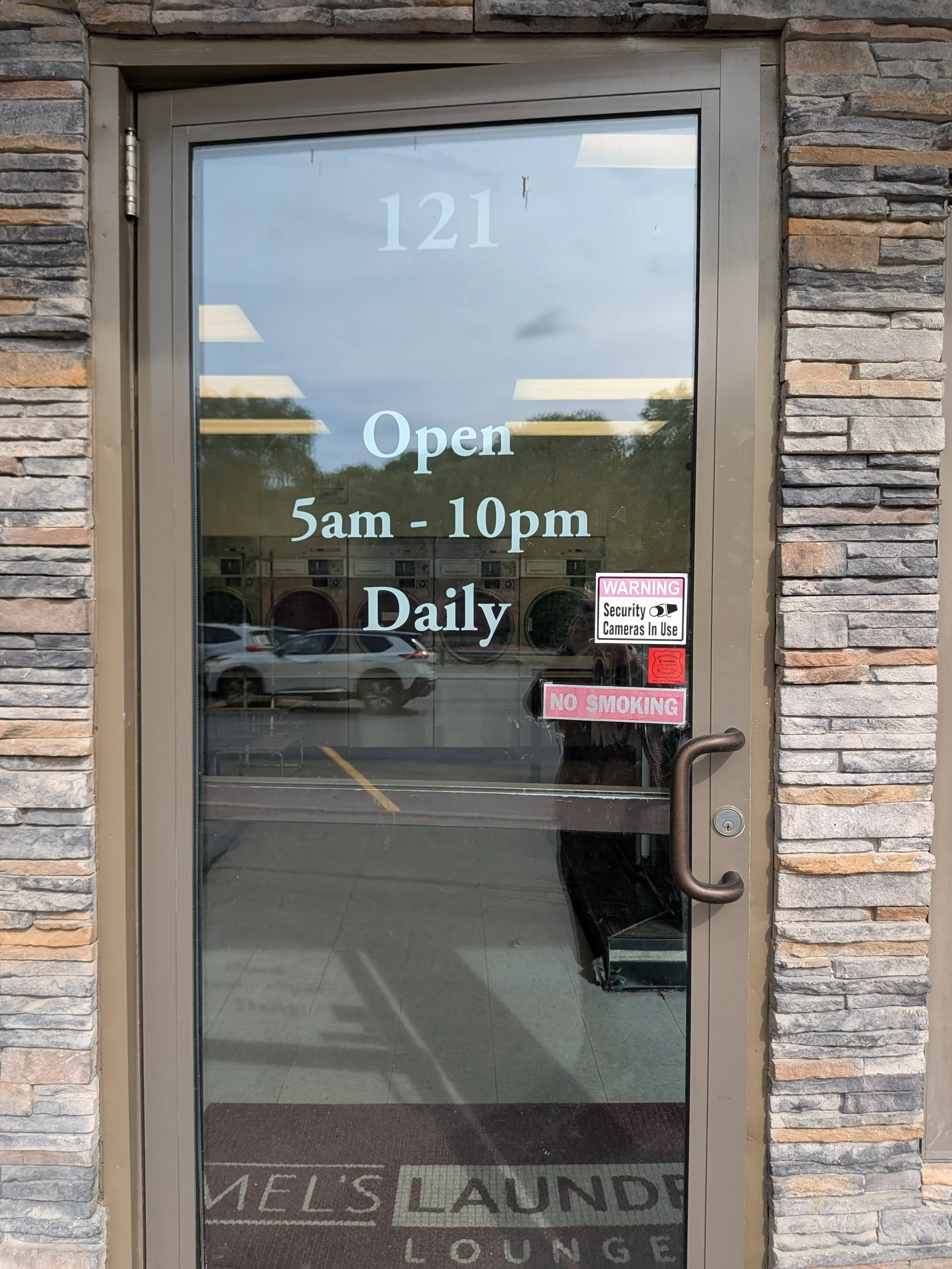 Mel's Laundry Lounge - Image 1