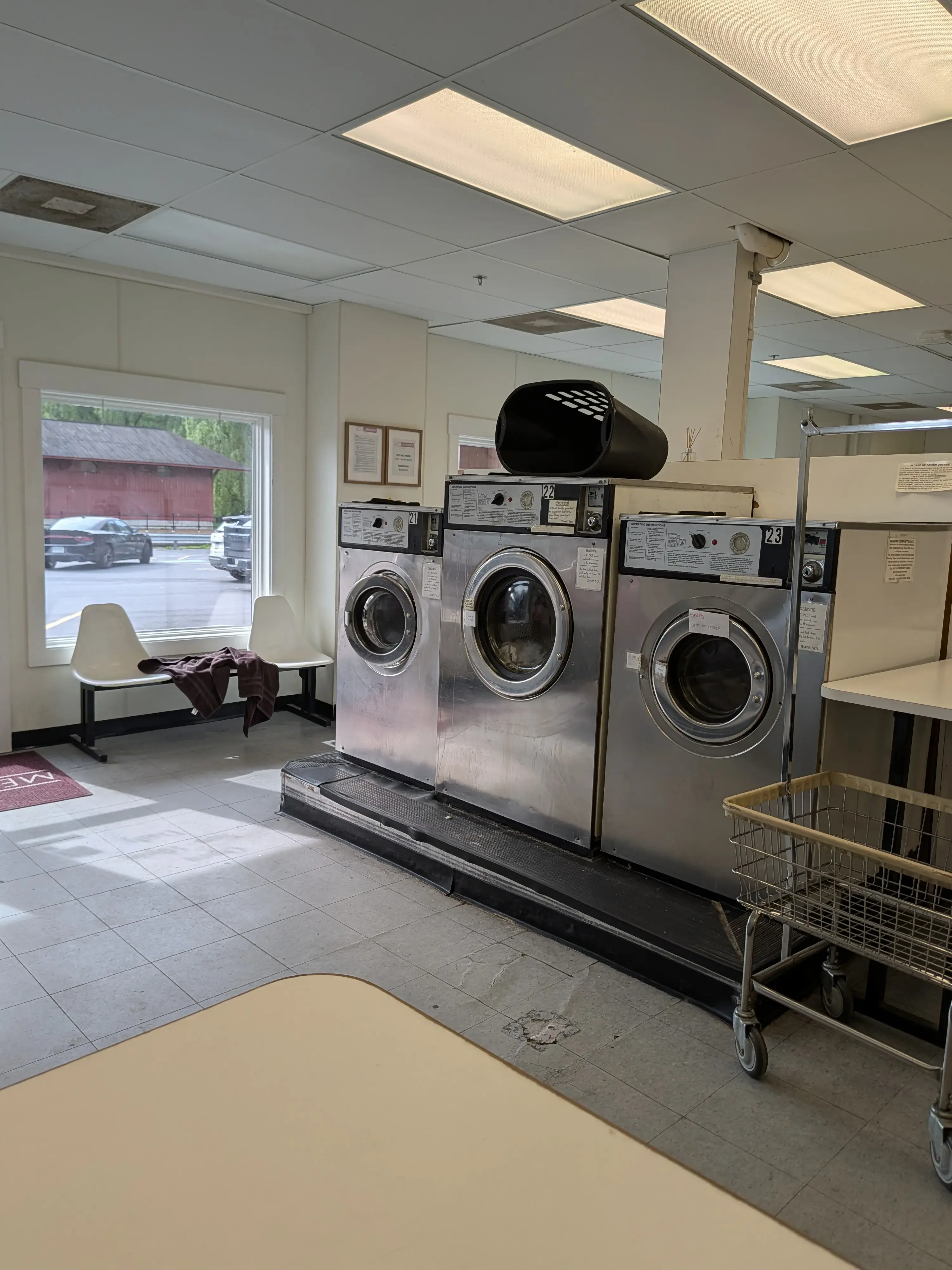 Mel's Laundry Lounge thumbnail 5