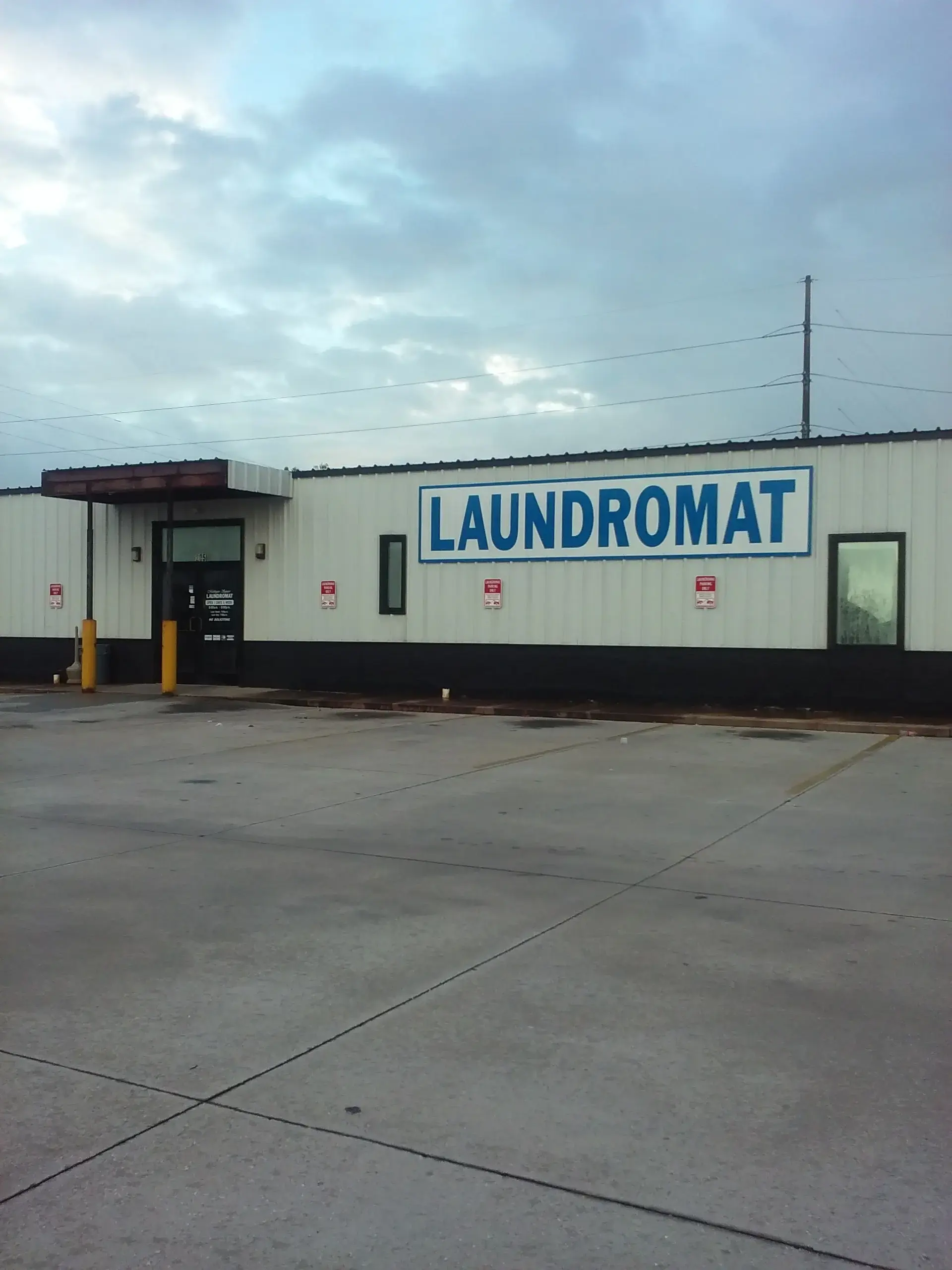 Michigan Square Laundromat - Image 8