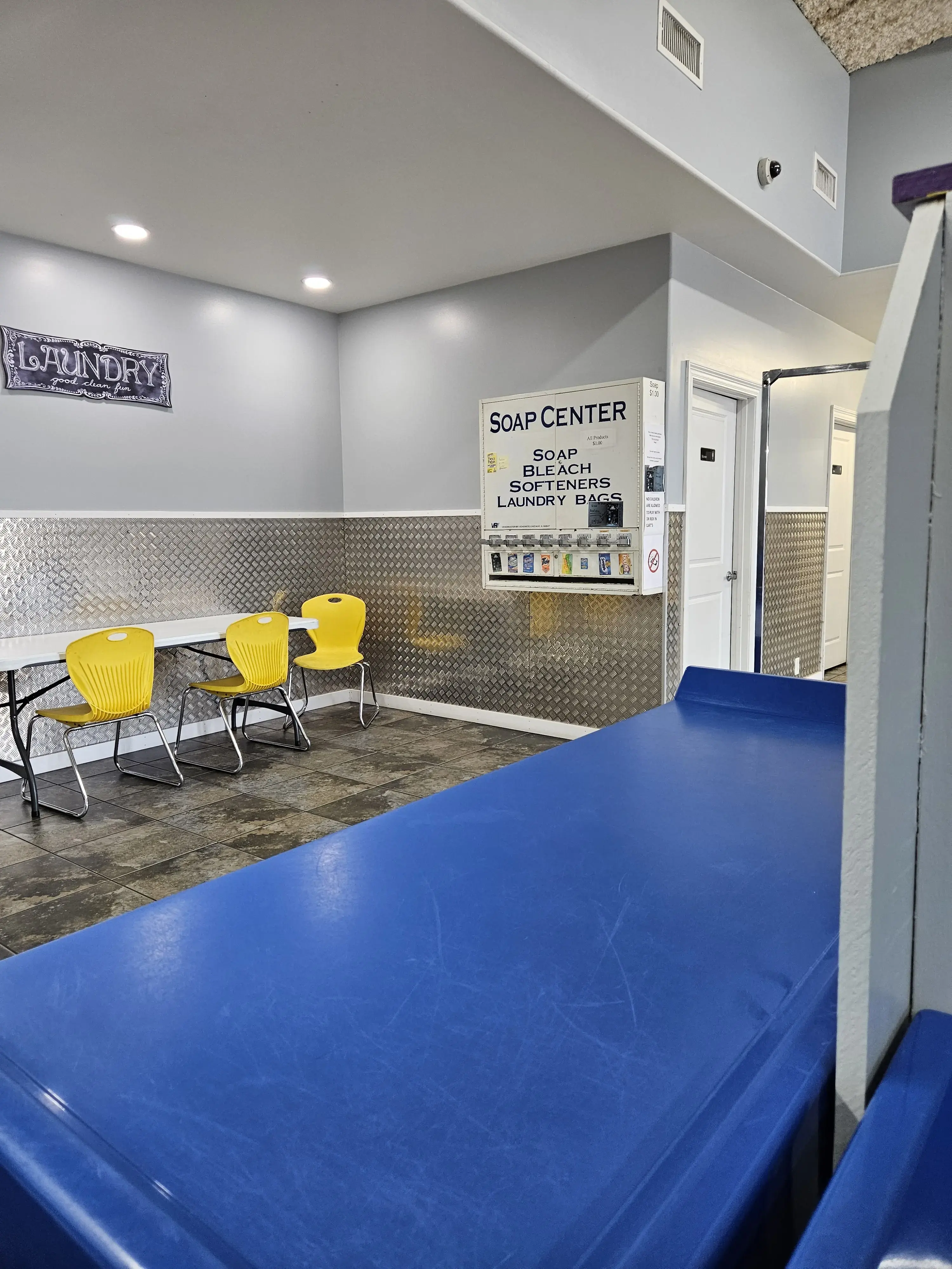 Michigan Square Laundromat - Image 5