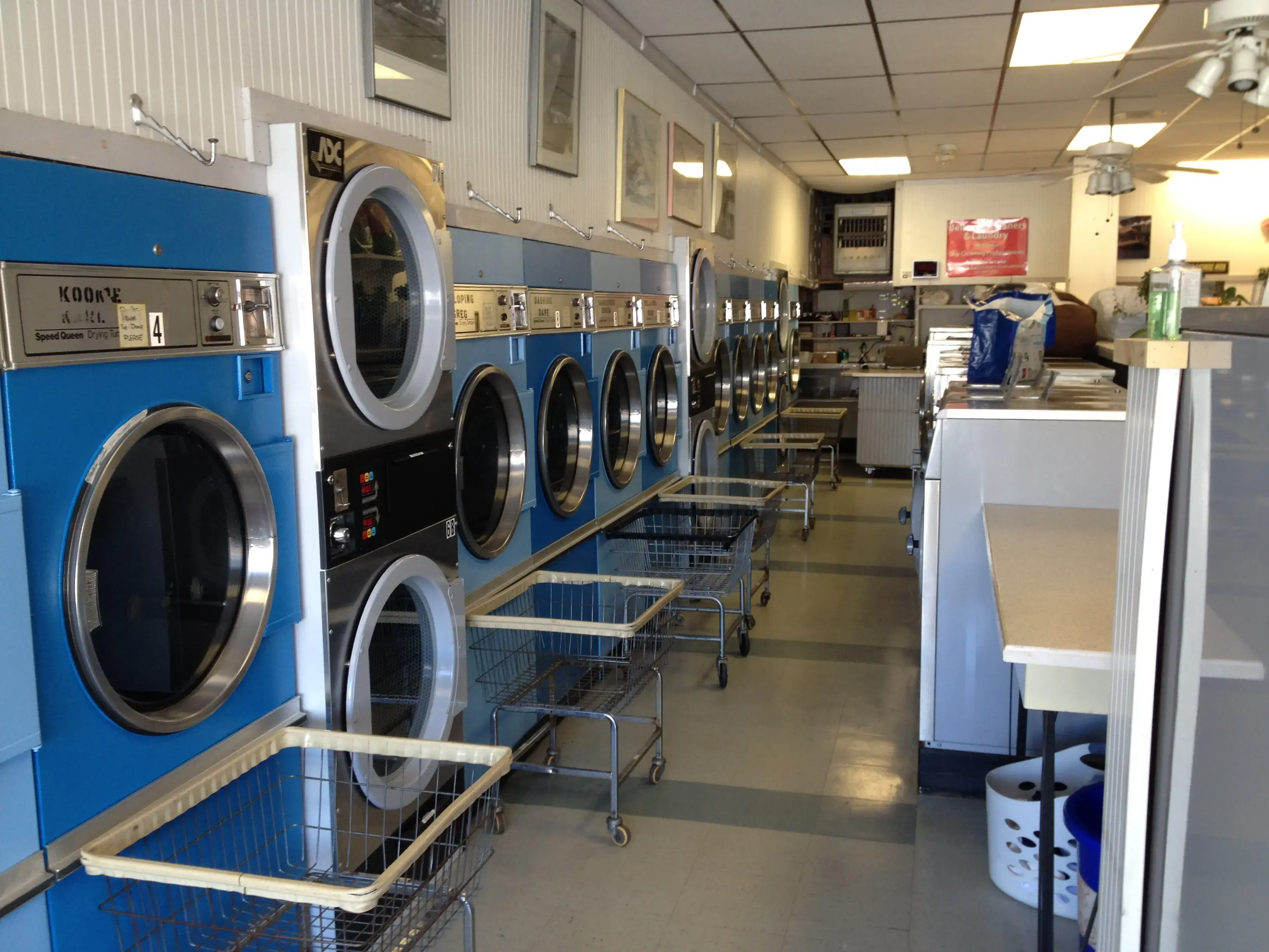 Micki's Laundromat - Image 2