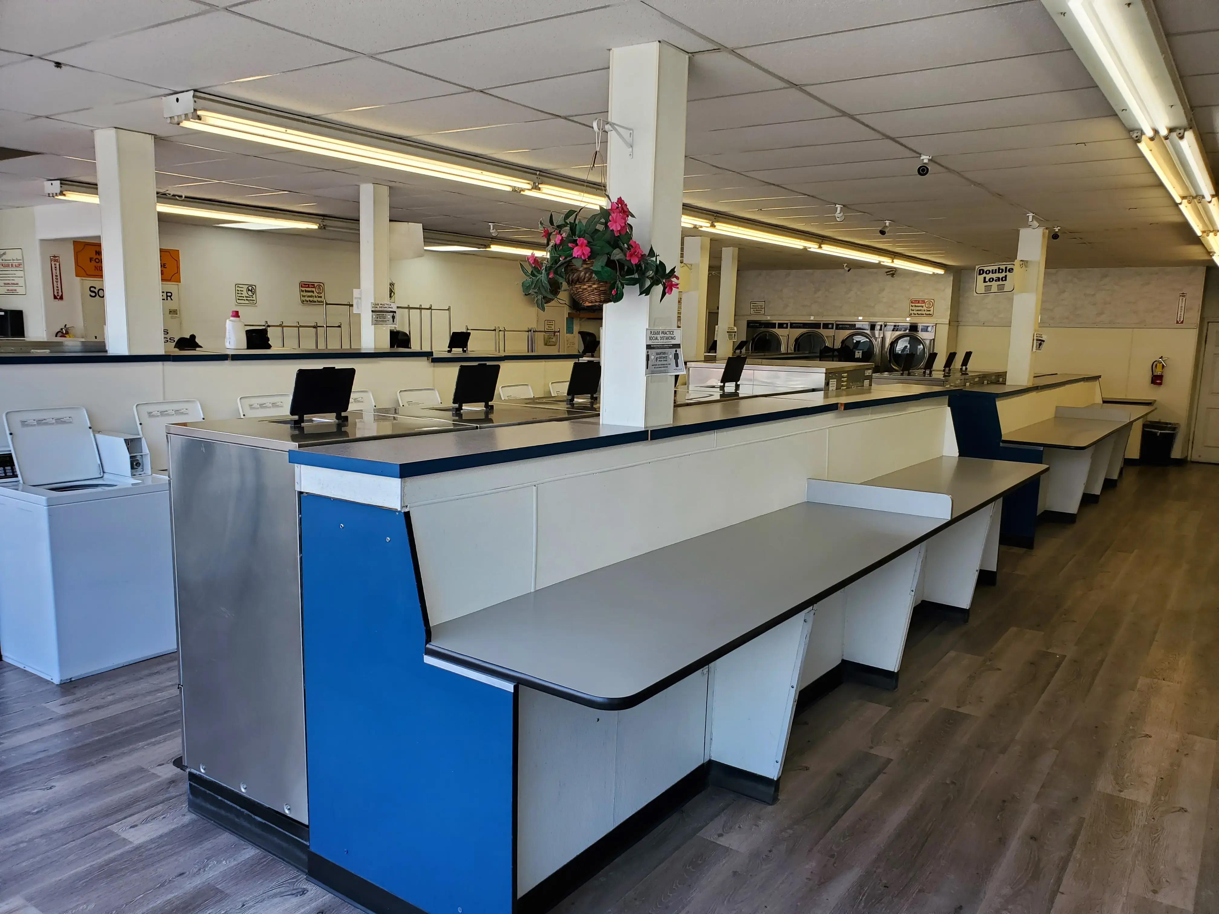 Mid Town Coin Laundry - Image 6