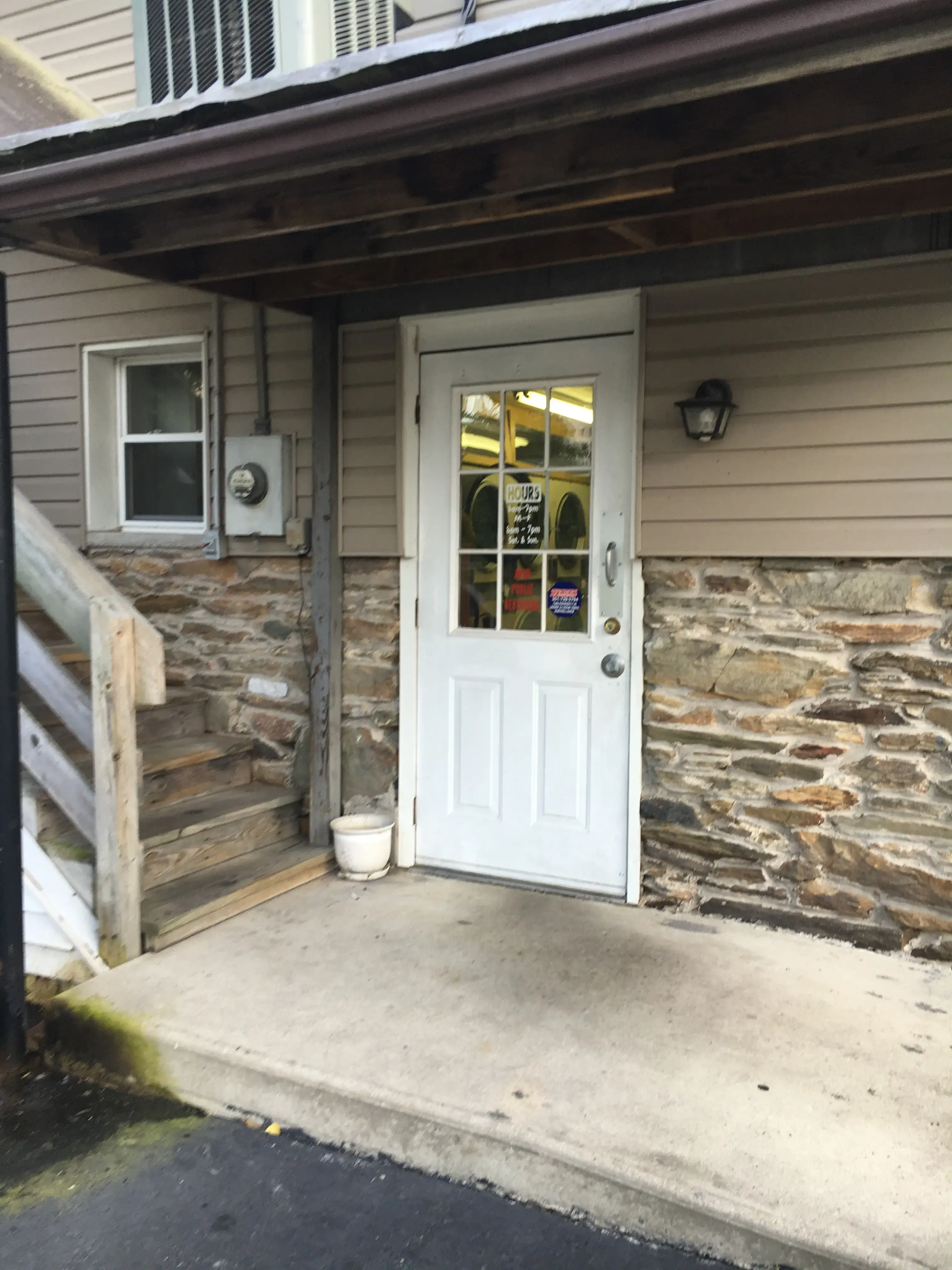 Mid-Town Laundromat - Image 16