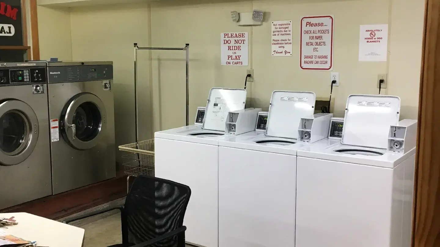 Mid-Town Laundromat thumbnail 17