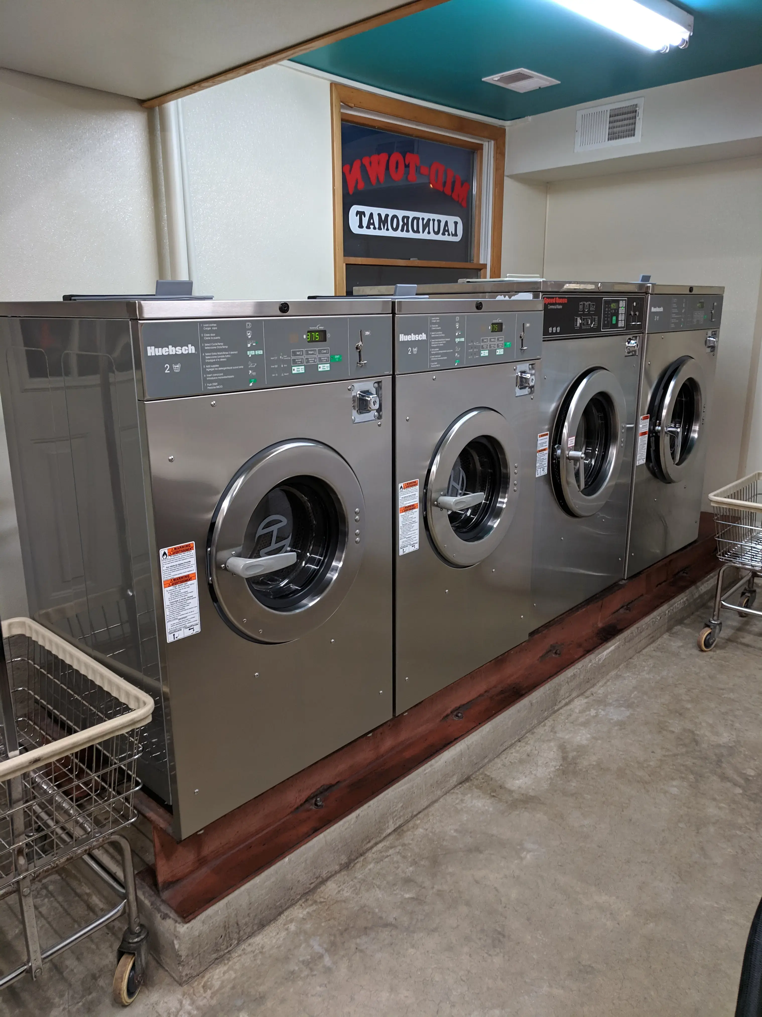 Mid-Town Laundromat thumbnail 18