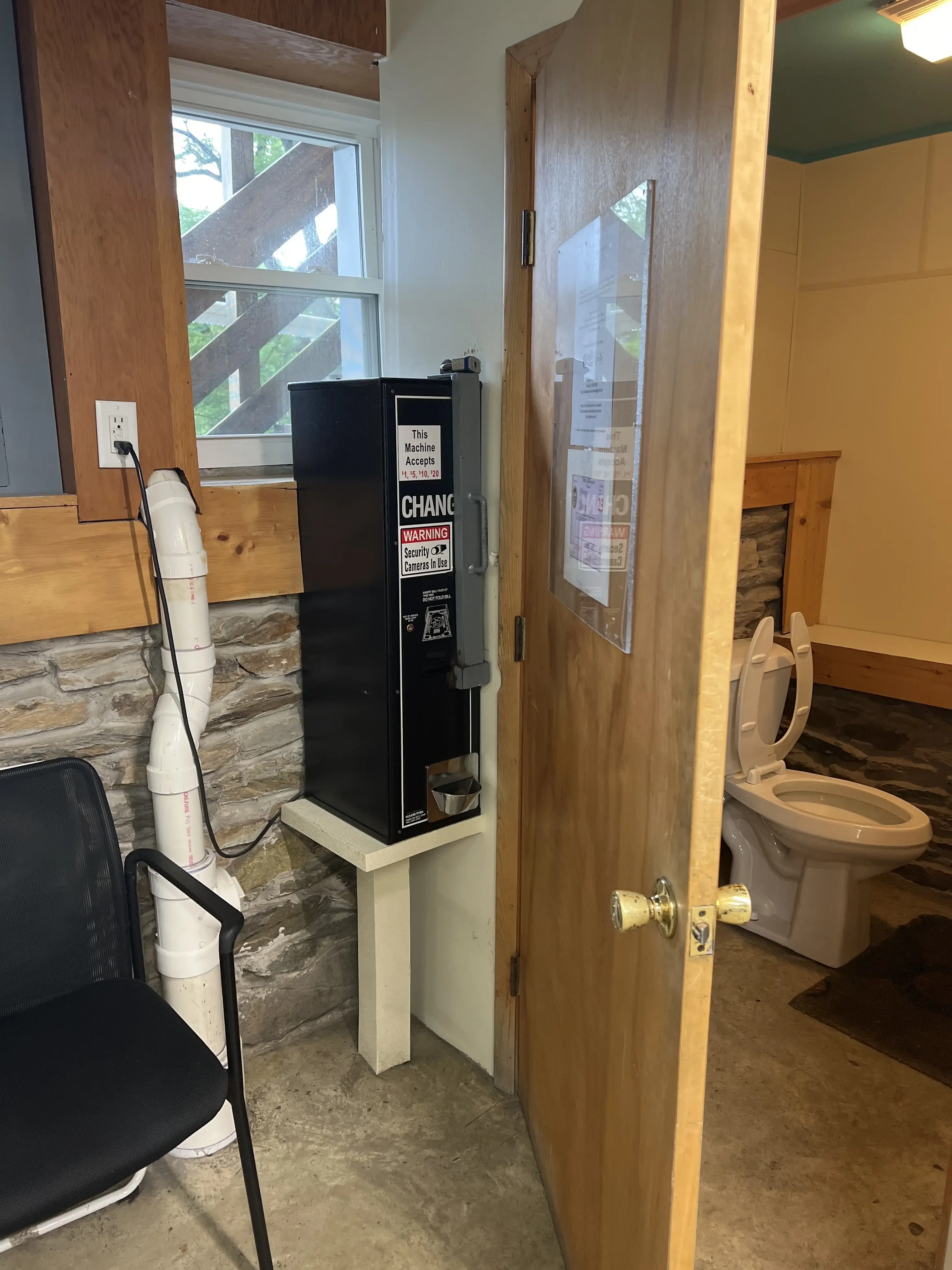 Mid-Town Laundromat thumbnail 9