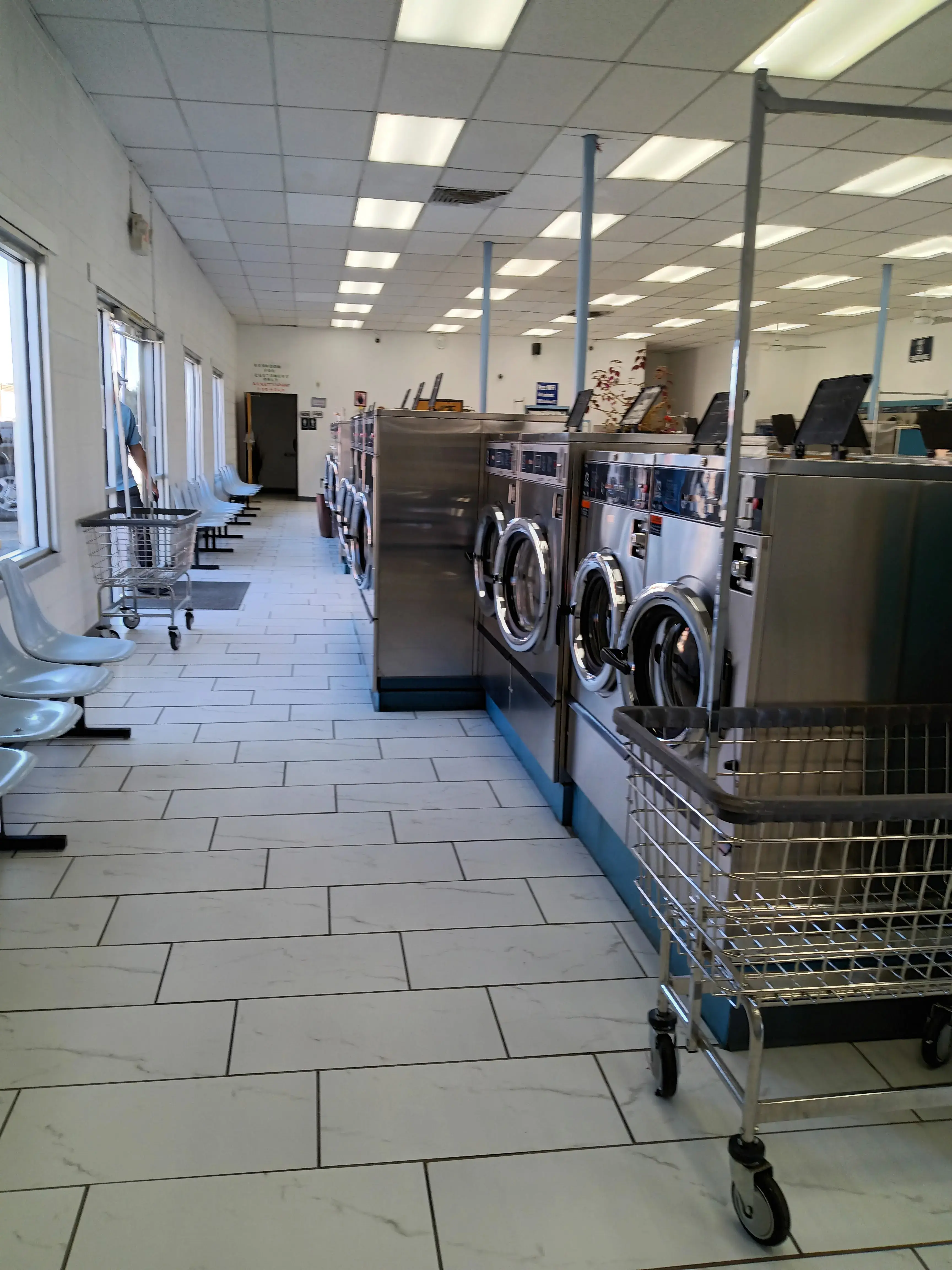 Mills Plaza Laundromat - Image 9