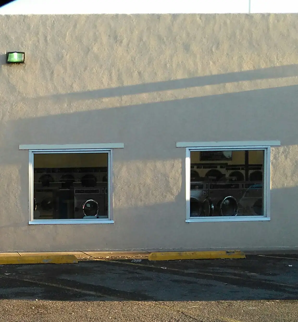 Mills Plaza Laundromat - Image 7