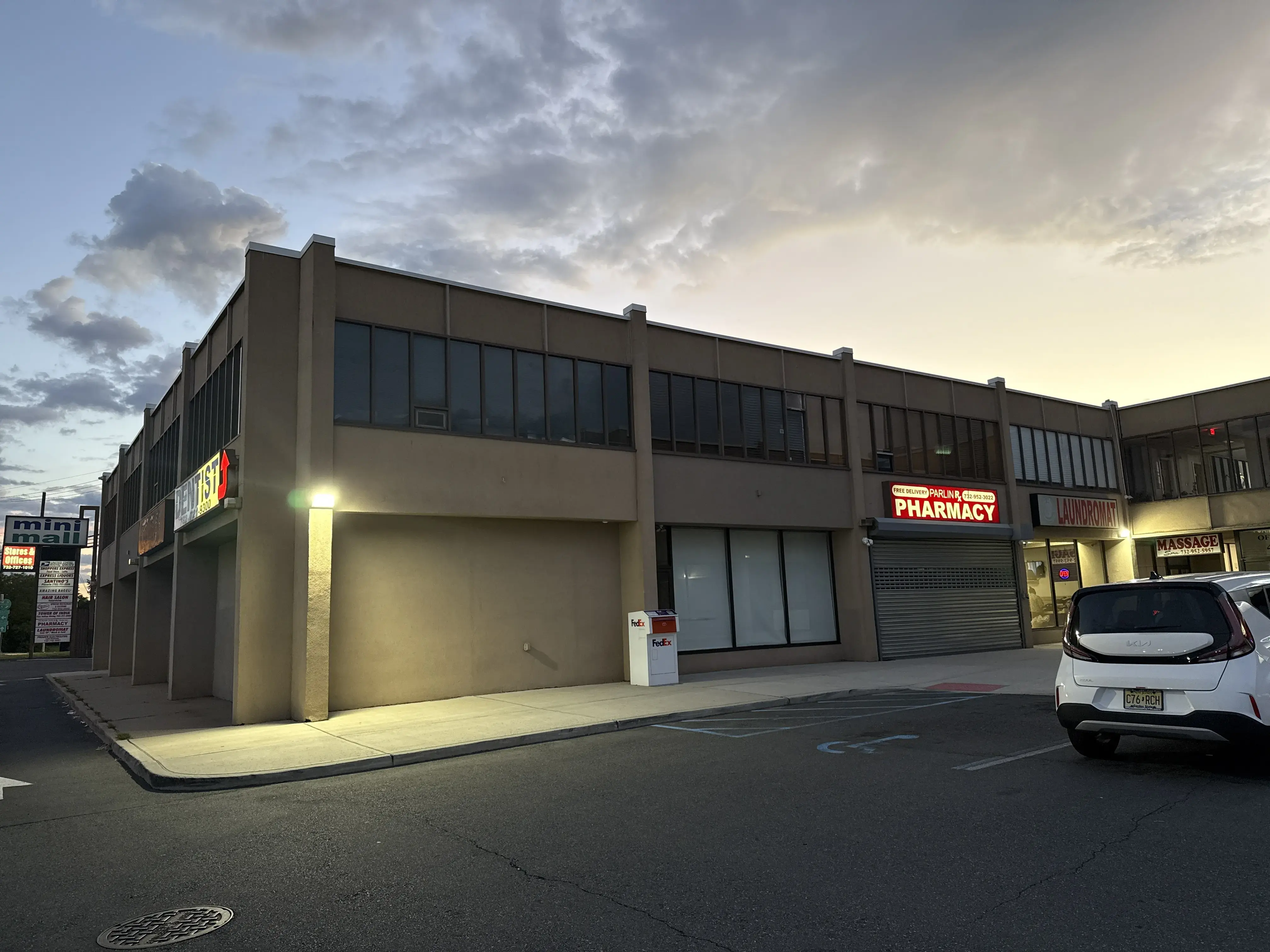 Mini Mall Laundromat thumbnail 5