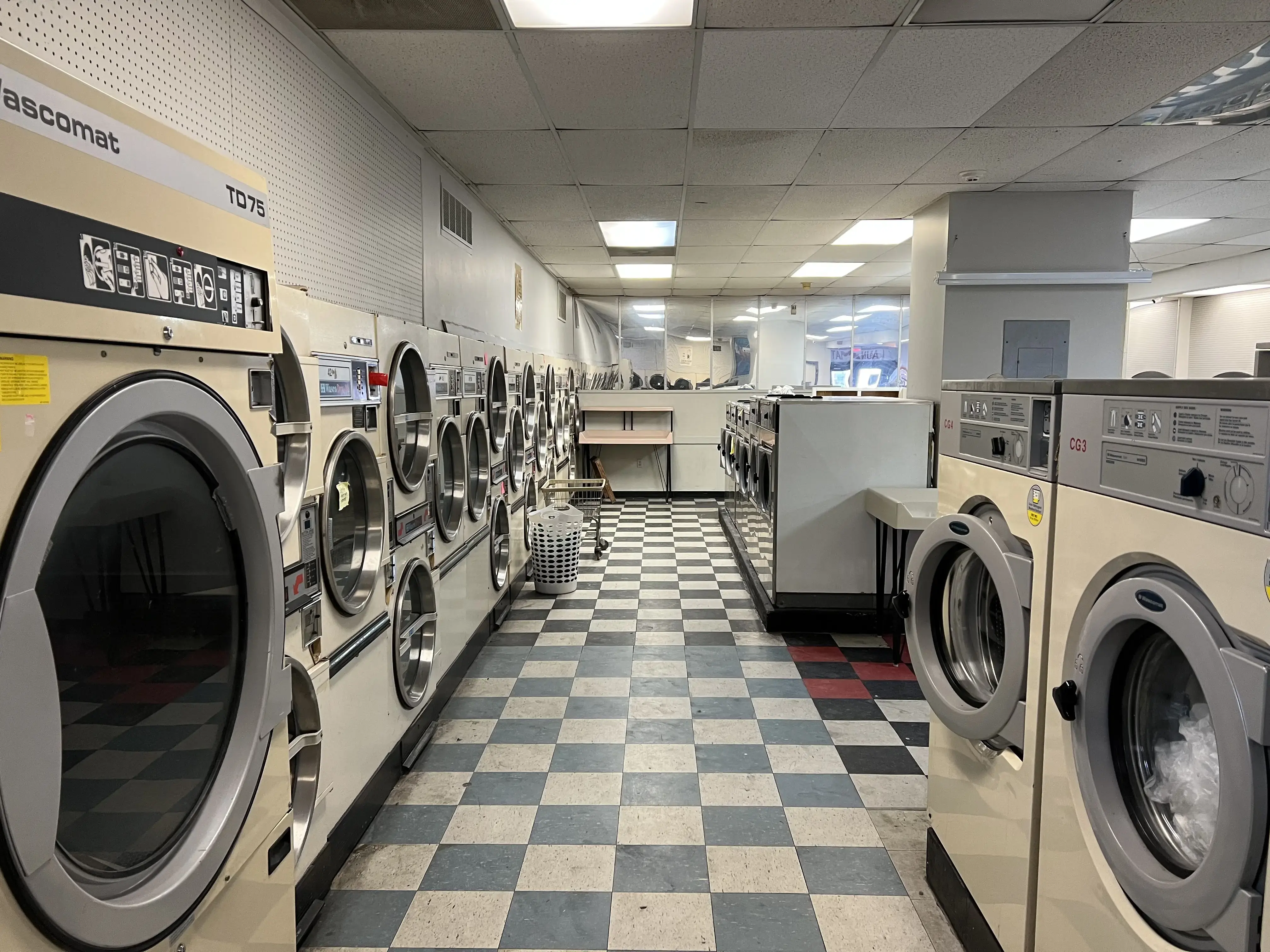 Mini Mall Laundromat thumbnail 10