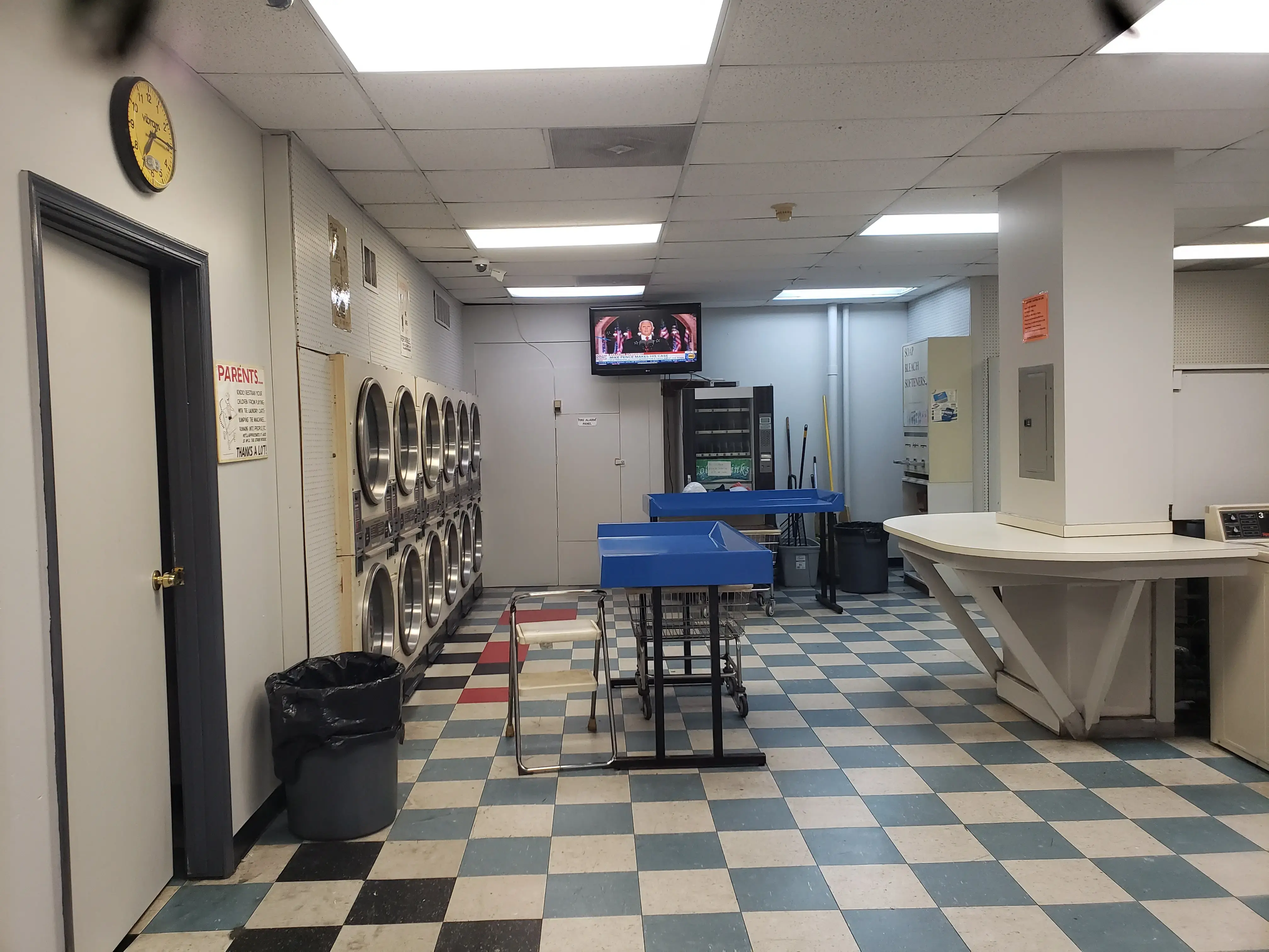Mini Mall Laundromat - Image 3