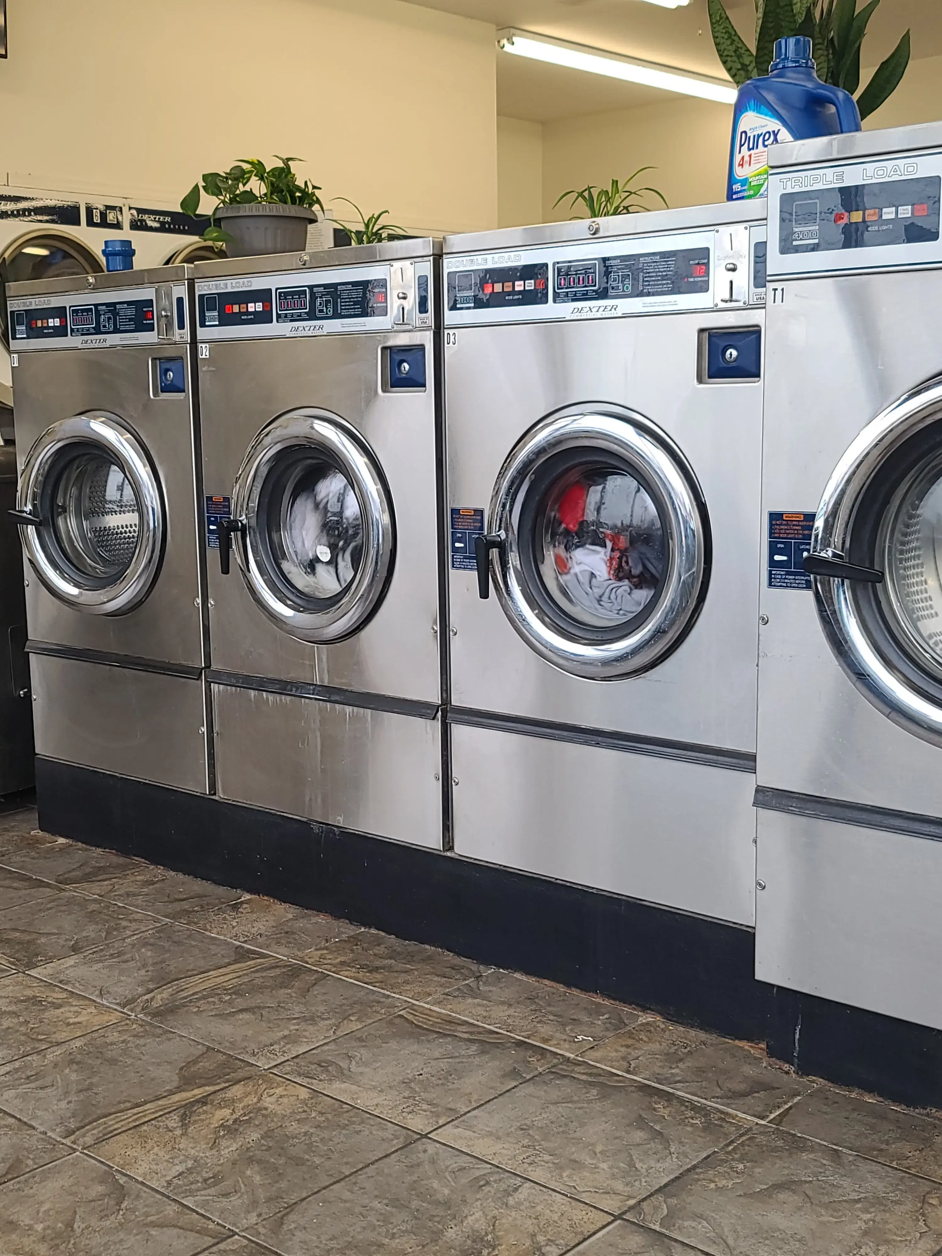 Miracle Mile Laundromat 🥋 - Image 13