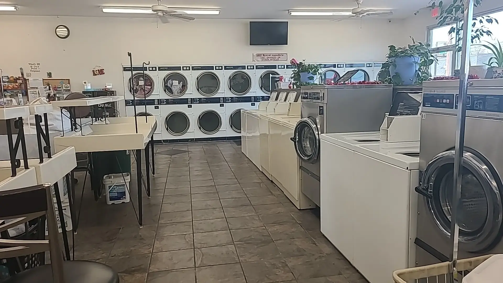 Miracle Mile Laundromat 🥋 - Image 5