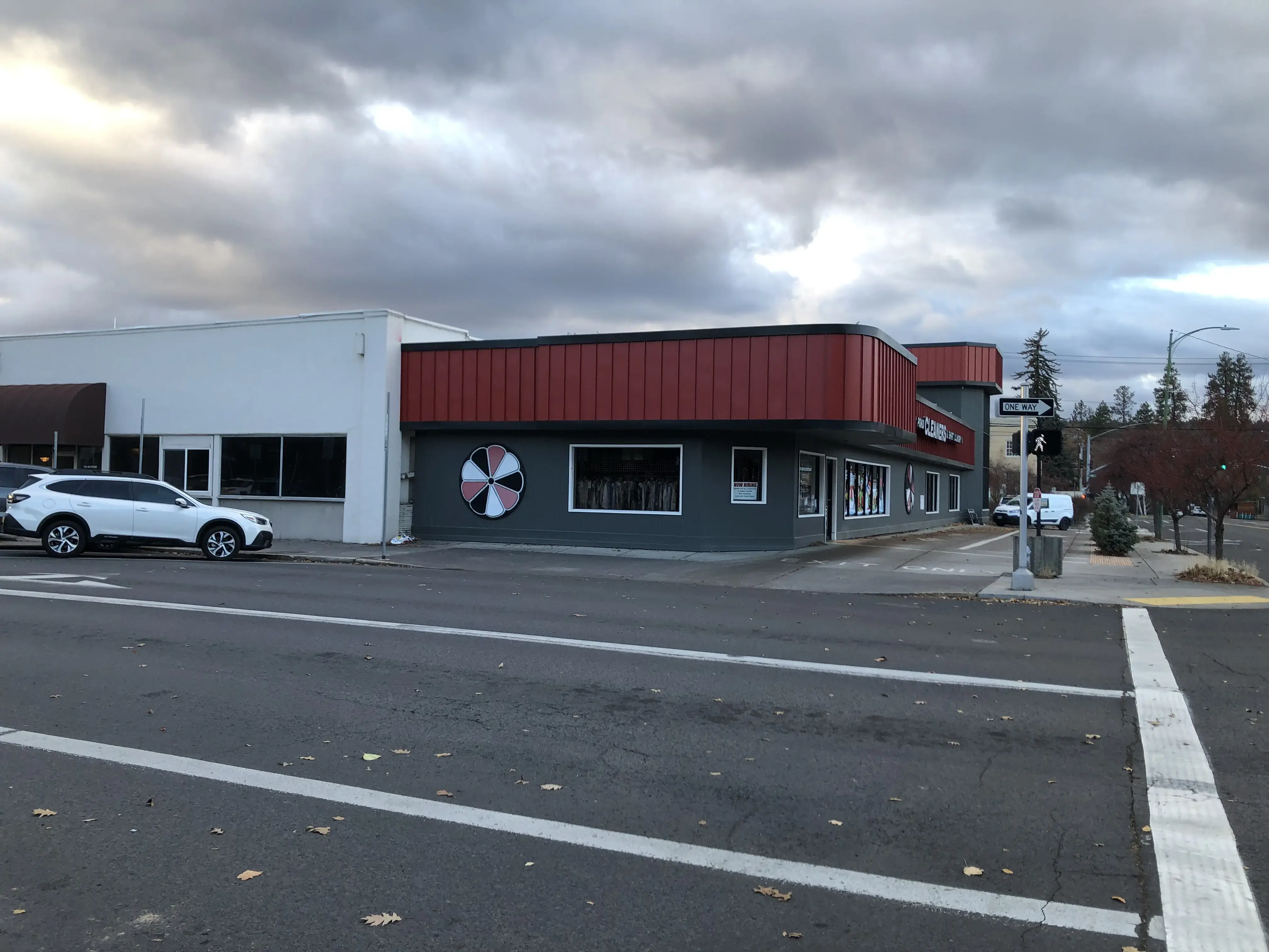 Mirror Pond Cleaners & Shirt Laundry - Image 8