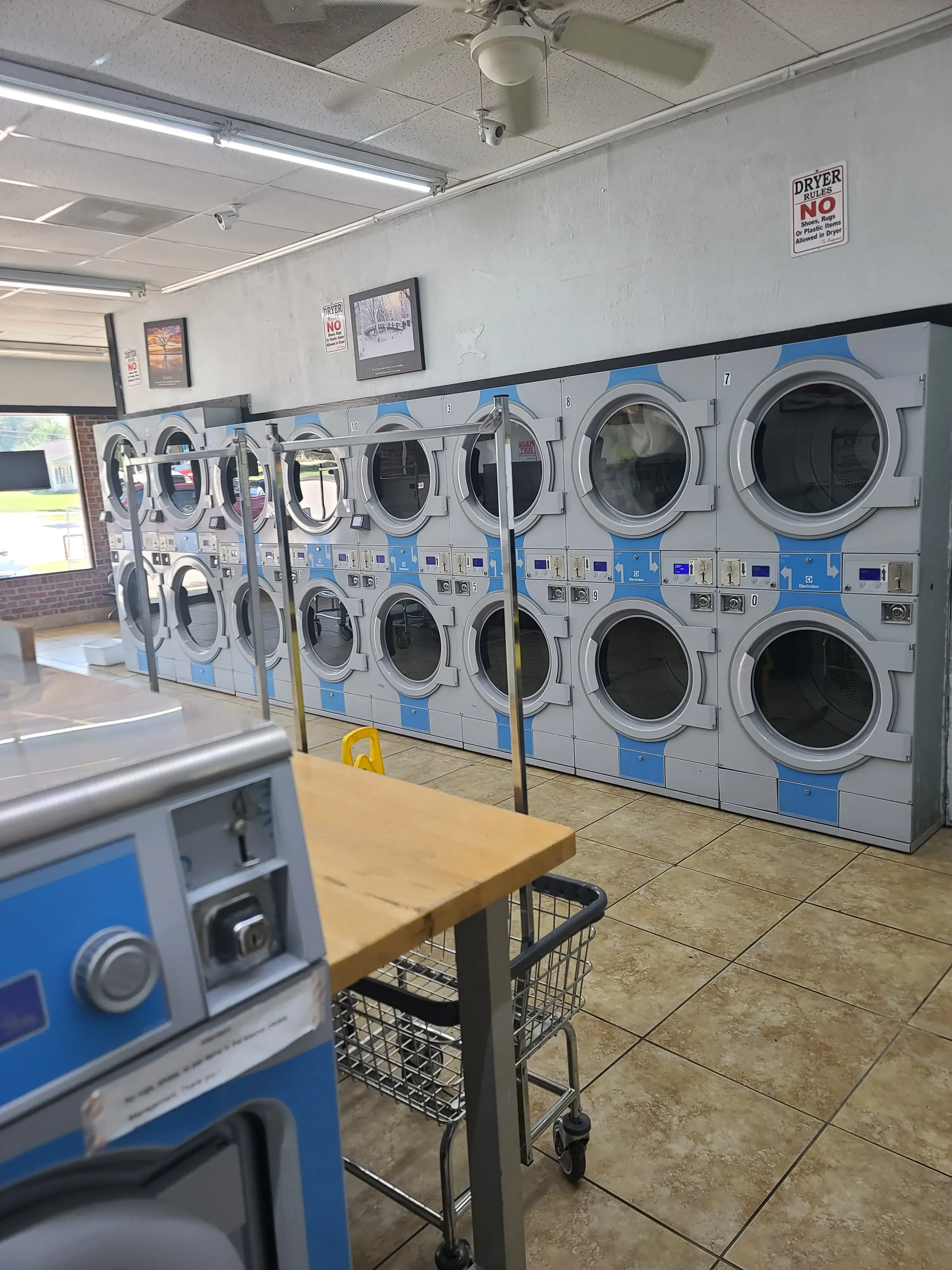 Miss Bubbles Laundromat - Greenville thumbnail 2