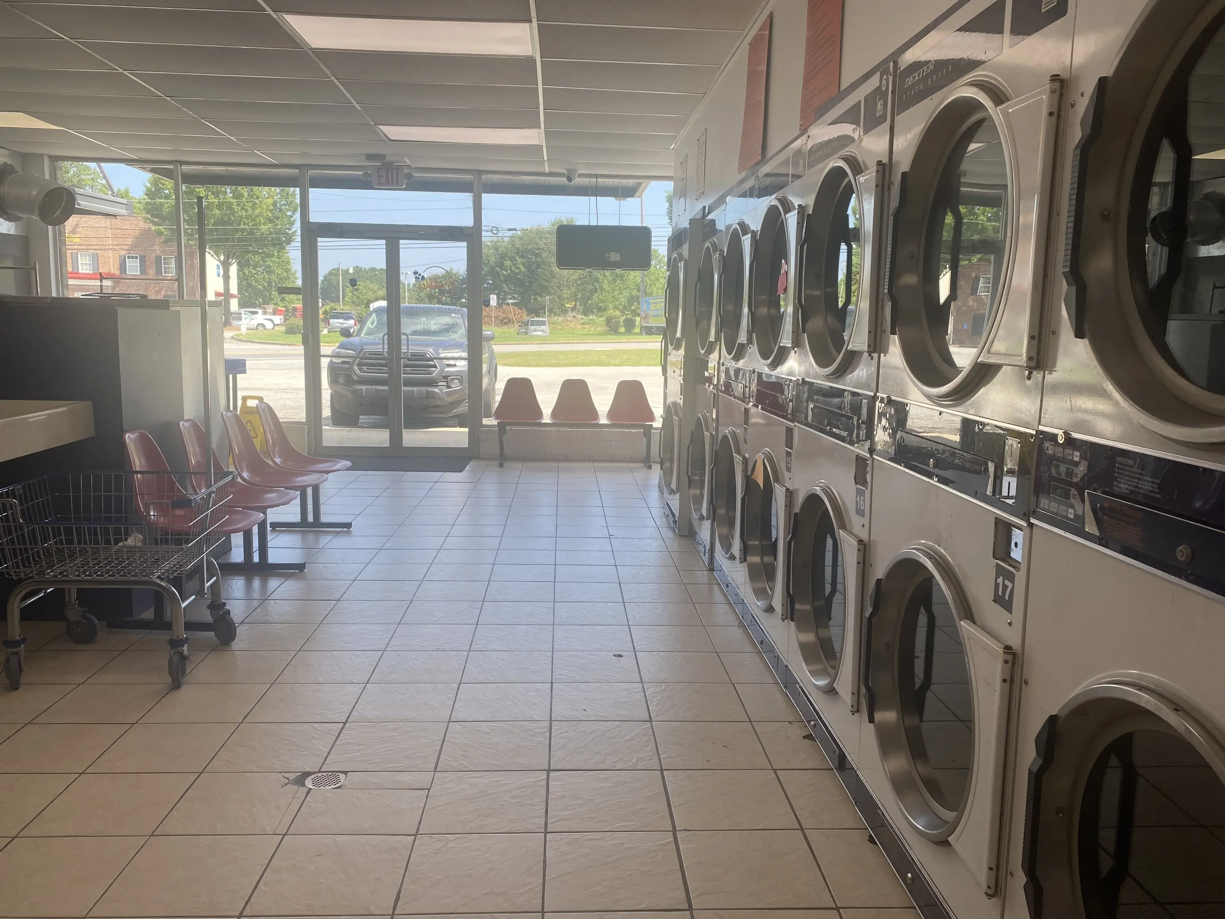 Miss Bubbles Laundromat Lavanderia- Newnan GA - Image 4