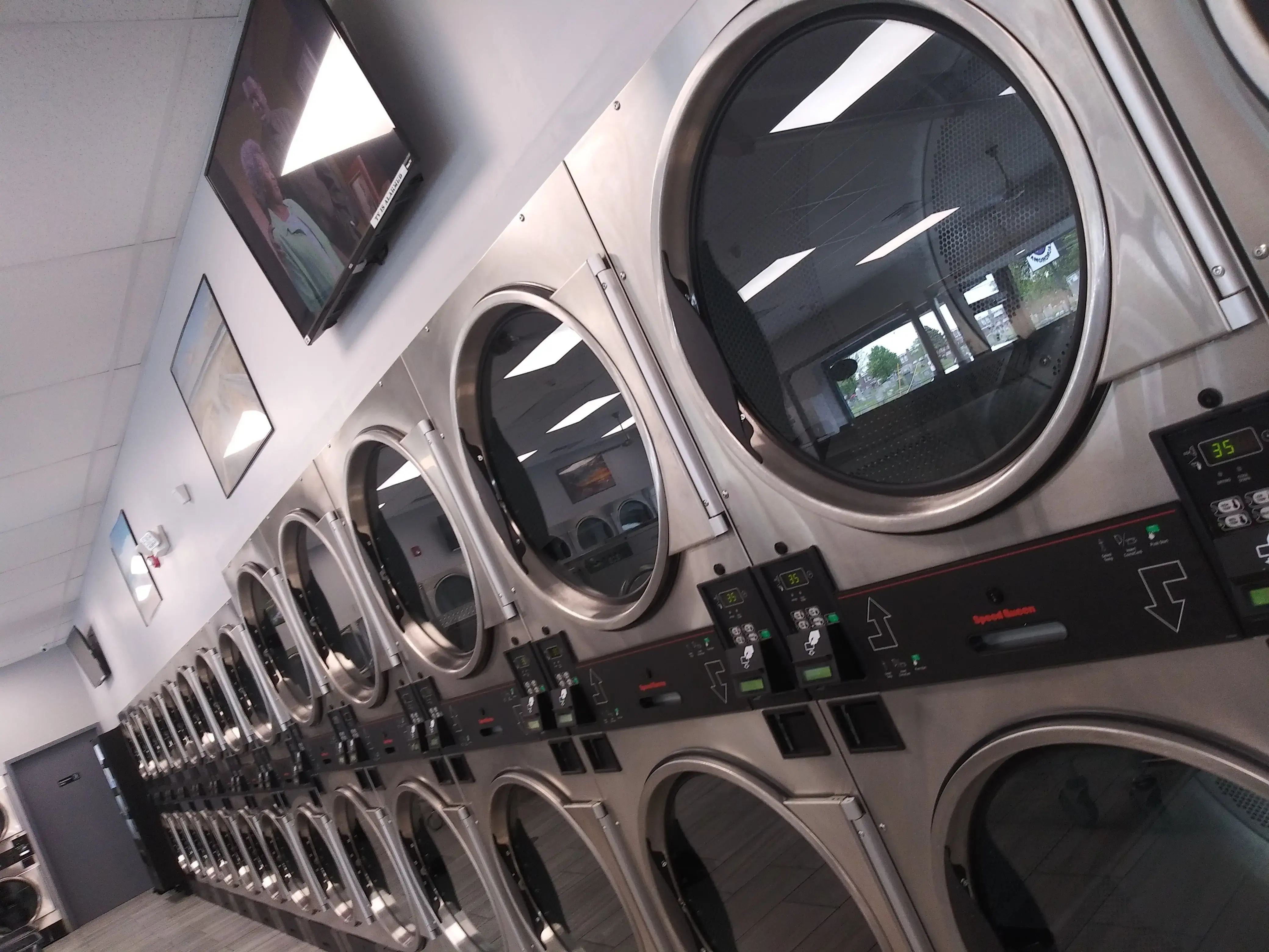 Missing Sock 5934 Laundromat - Image 10