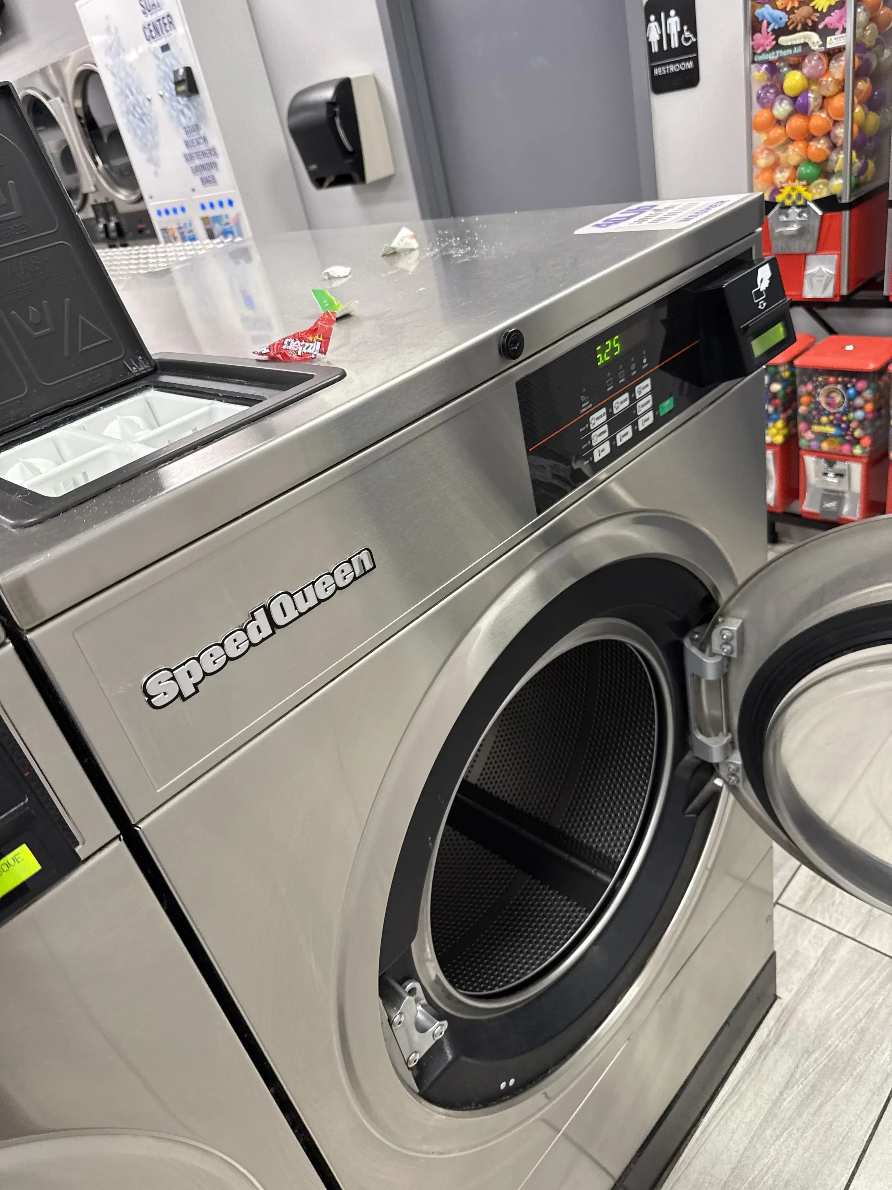 Missing Sock 5934 Laundromat - Image 8