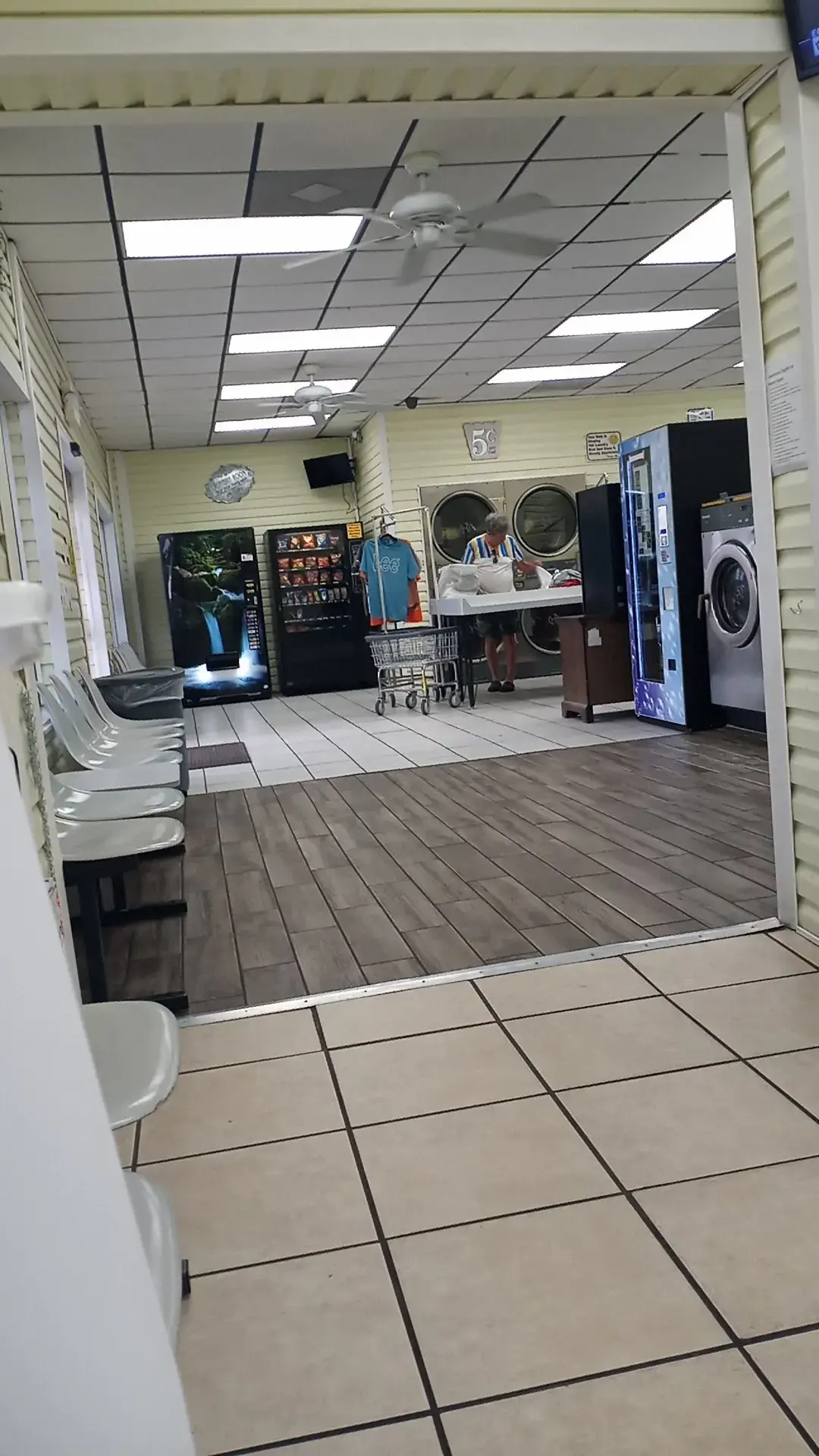 Mission Square Laundromat thumbnail 9