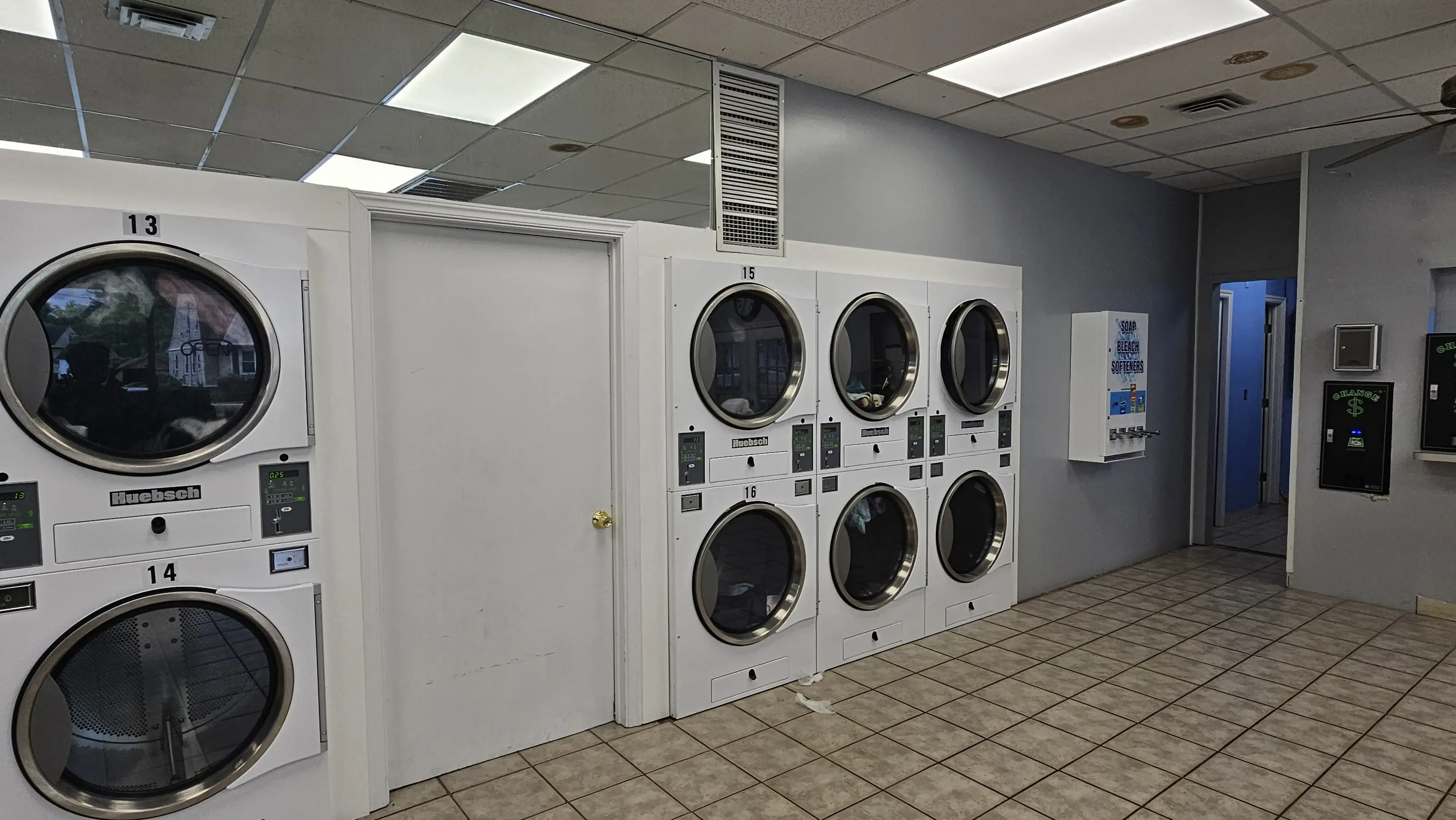 Modern Laundry thumbnail 19