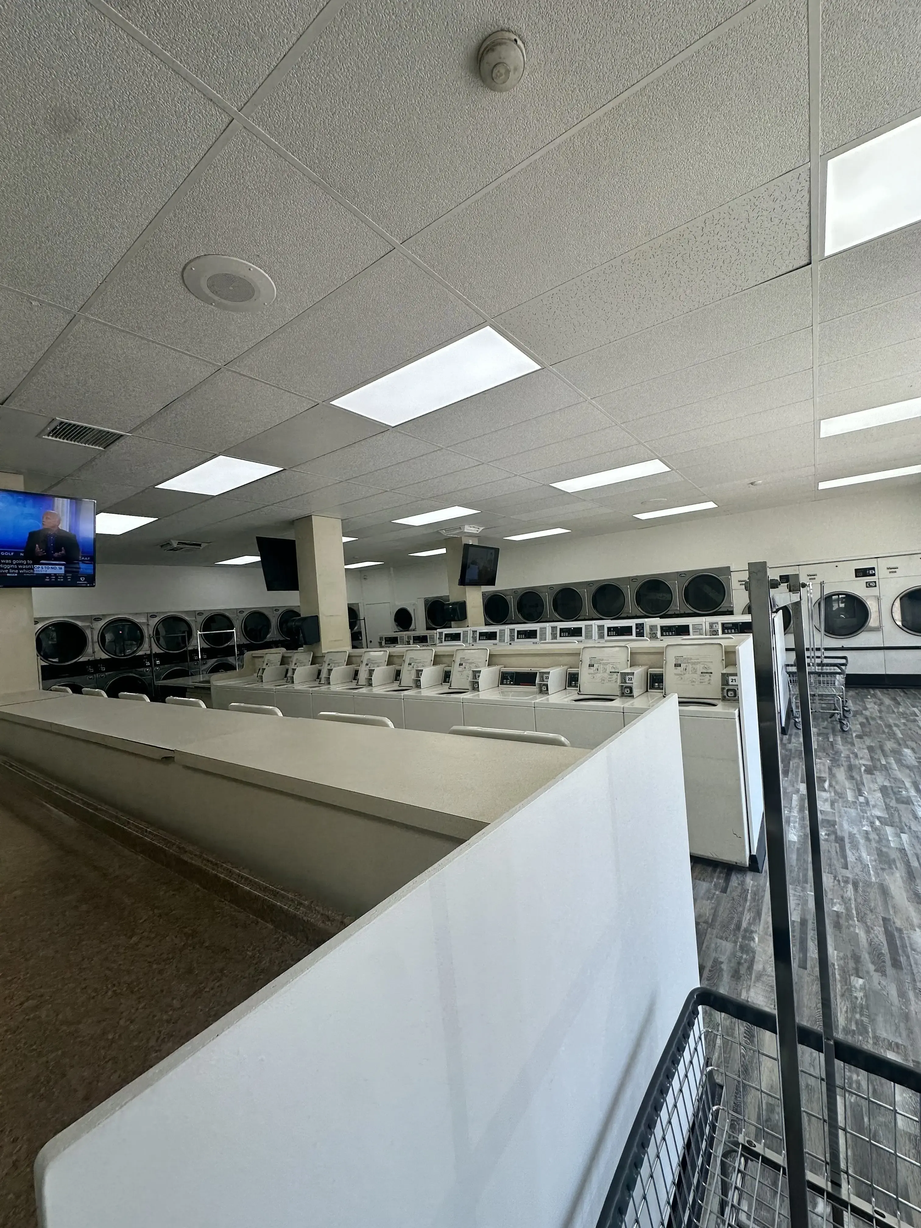 Momma's Laundromat & Dry Cleaners thumbnail 14