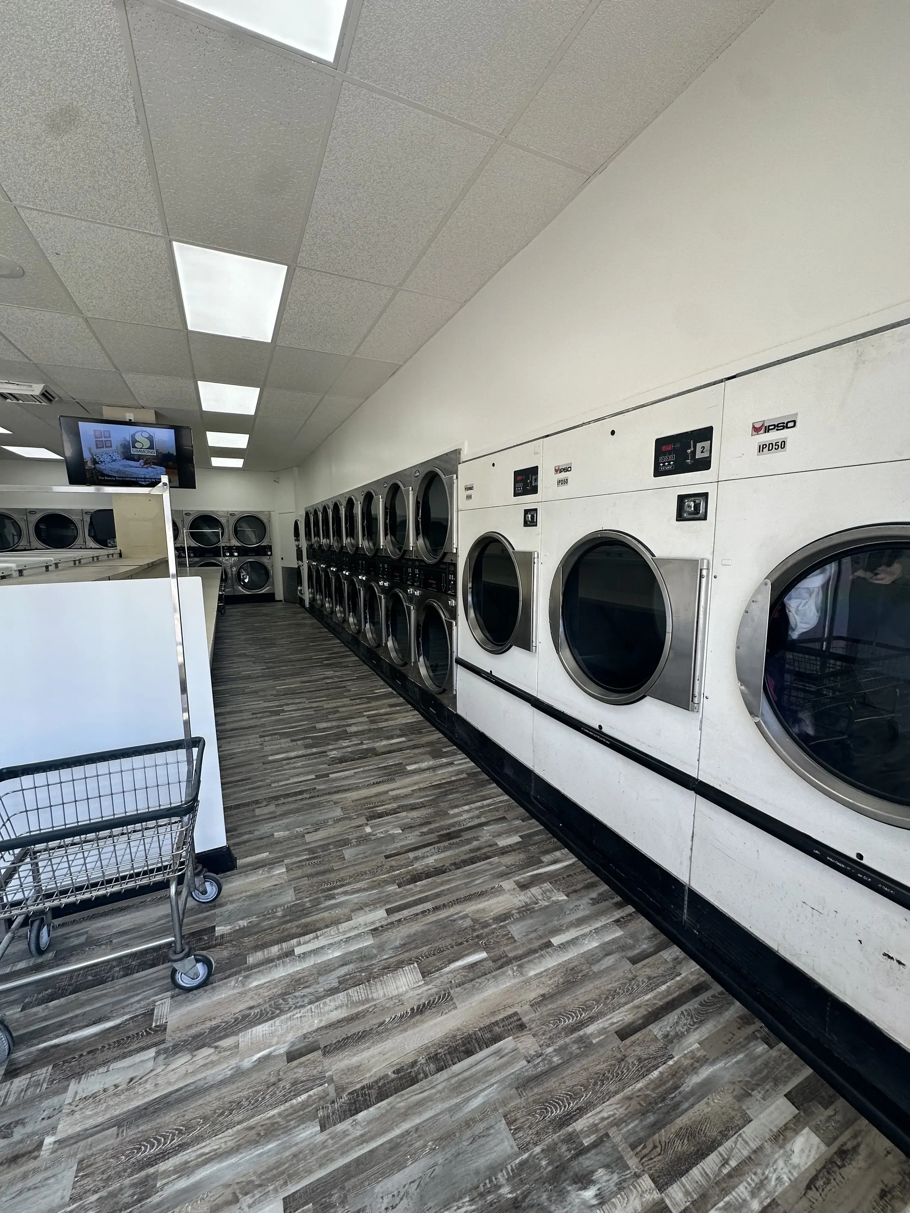 Momma's Laundromat & Dry Cleaners thumbnail 15