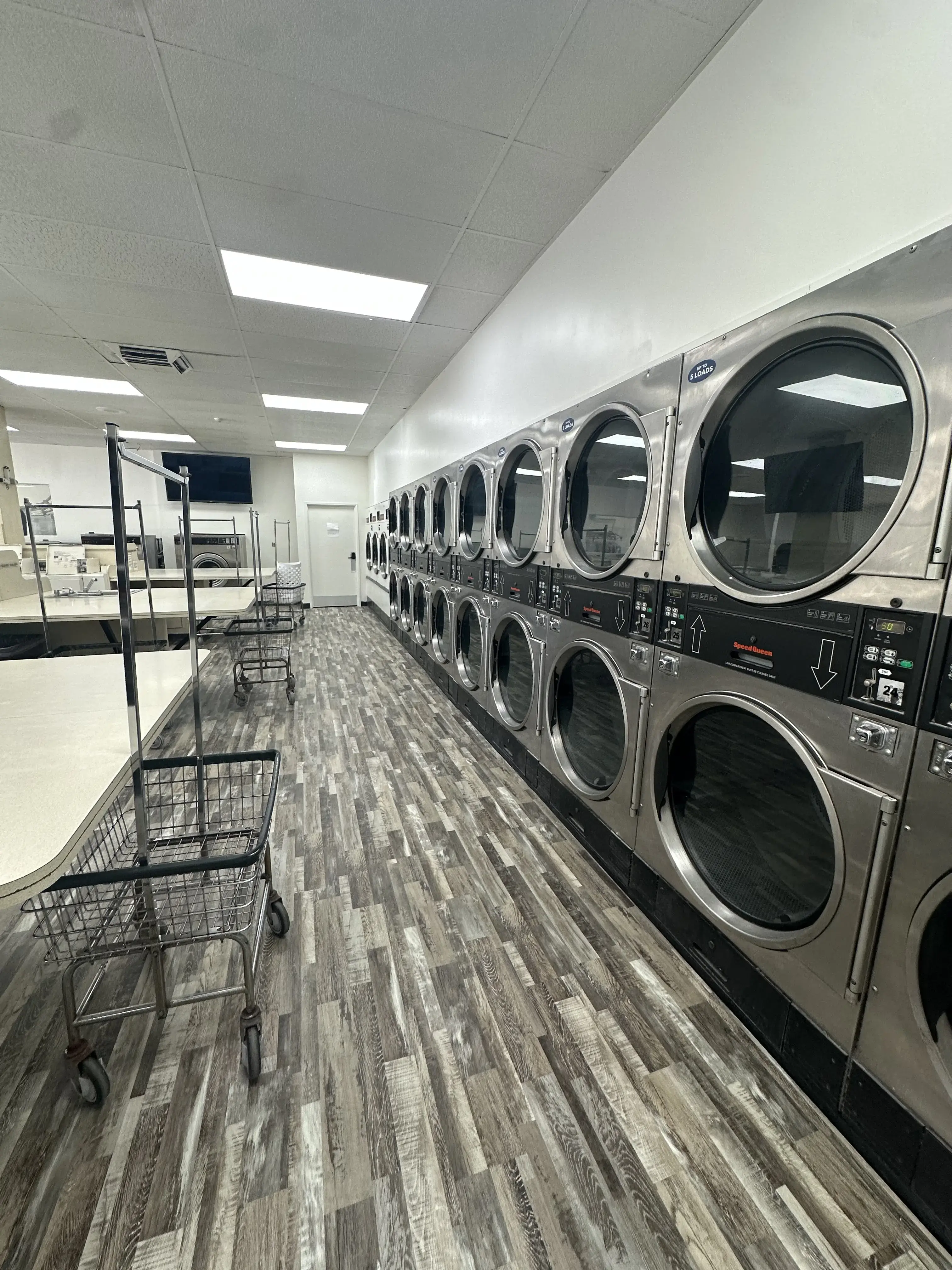 Momma's Laundromat & Dry Cleaners thumbnail 9