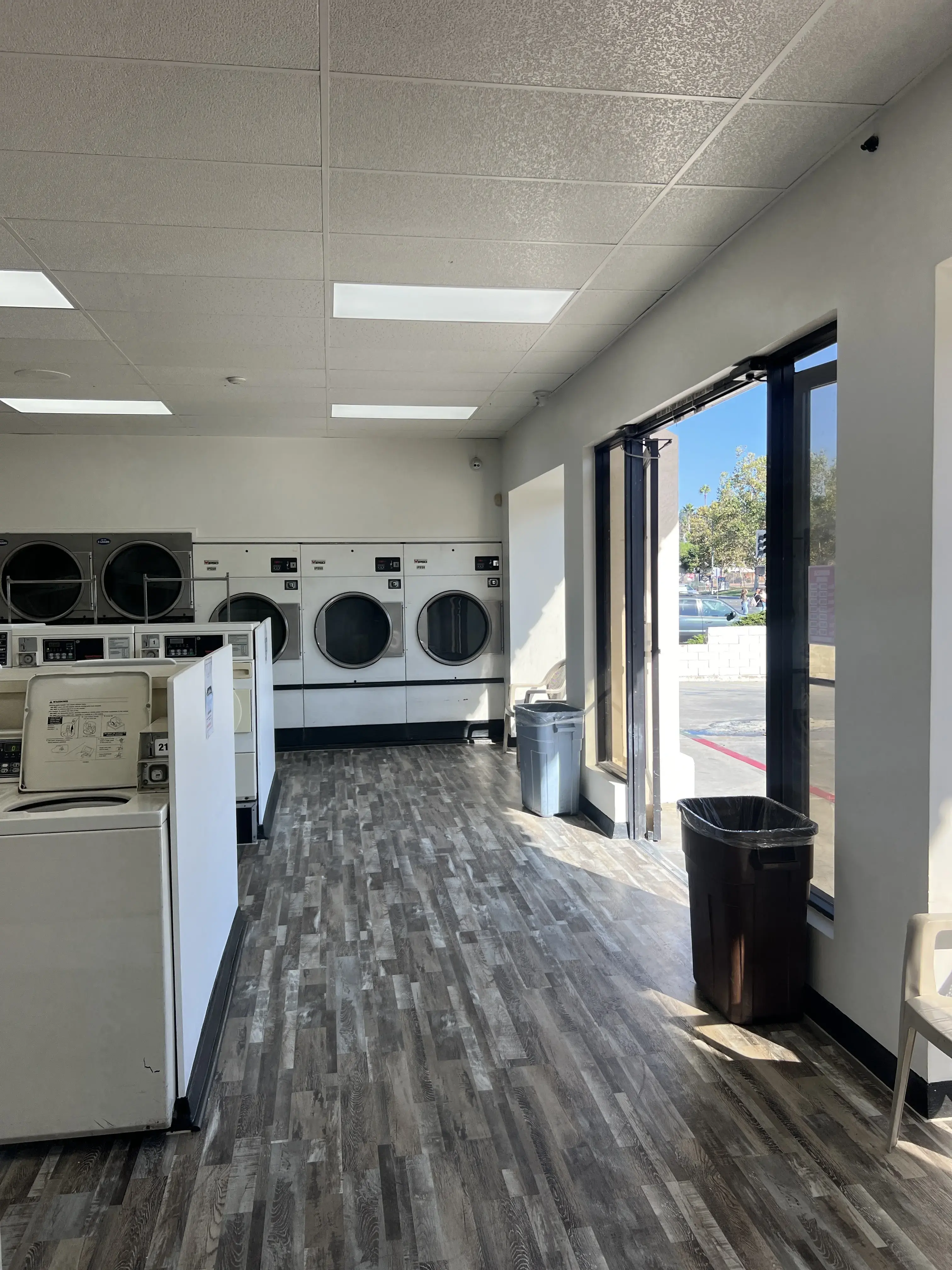 Momma's Laundromat & Dry Cleaners thumbnail 4