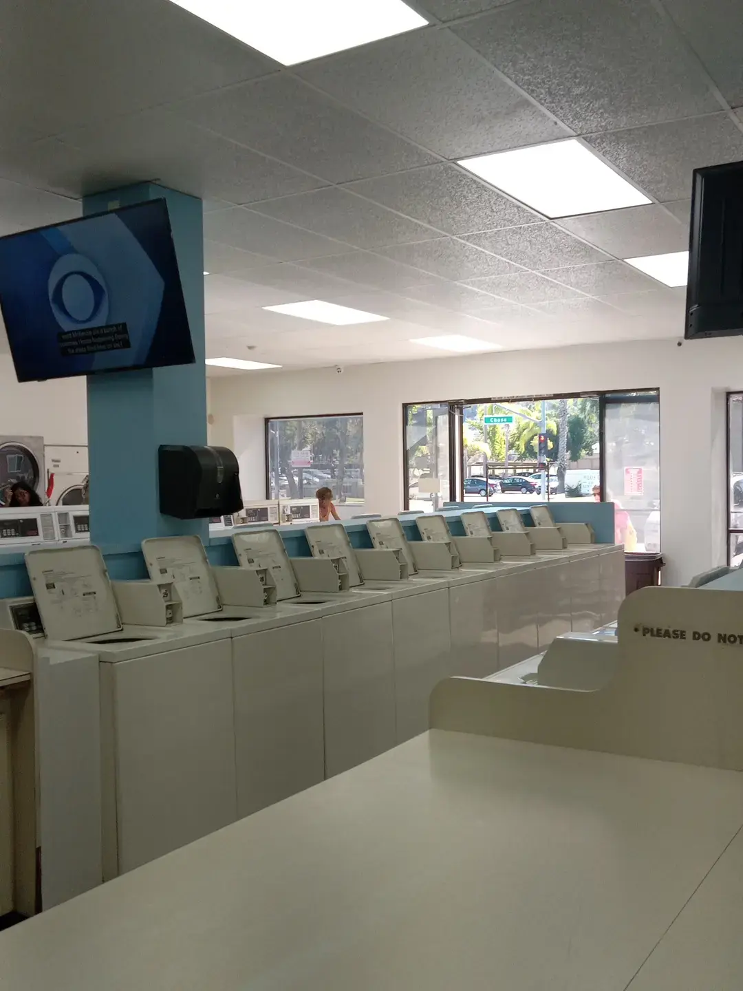 Momma's Laundromat & Dry Cleaners thumbnail 6