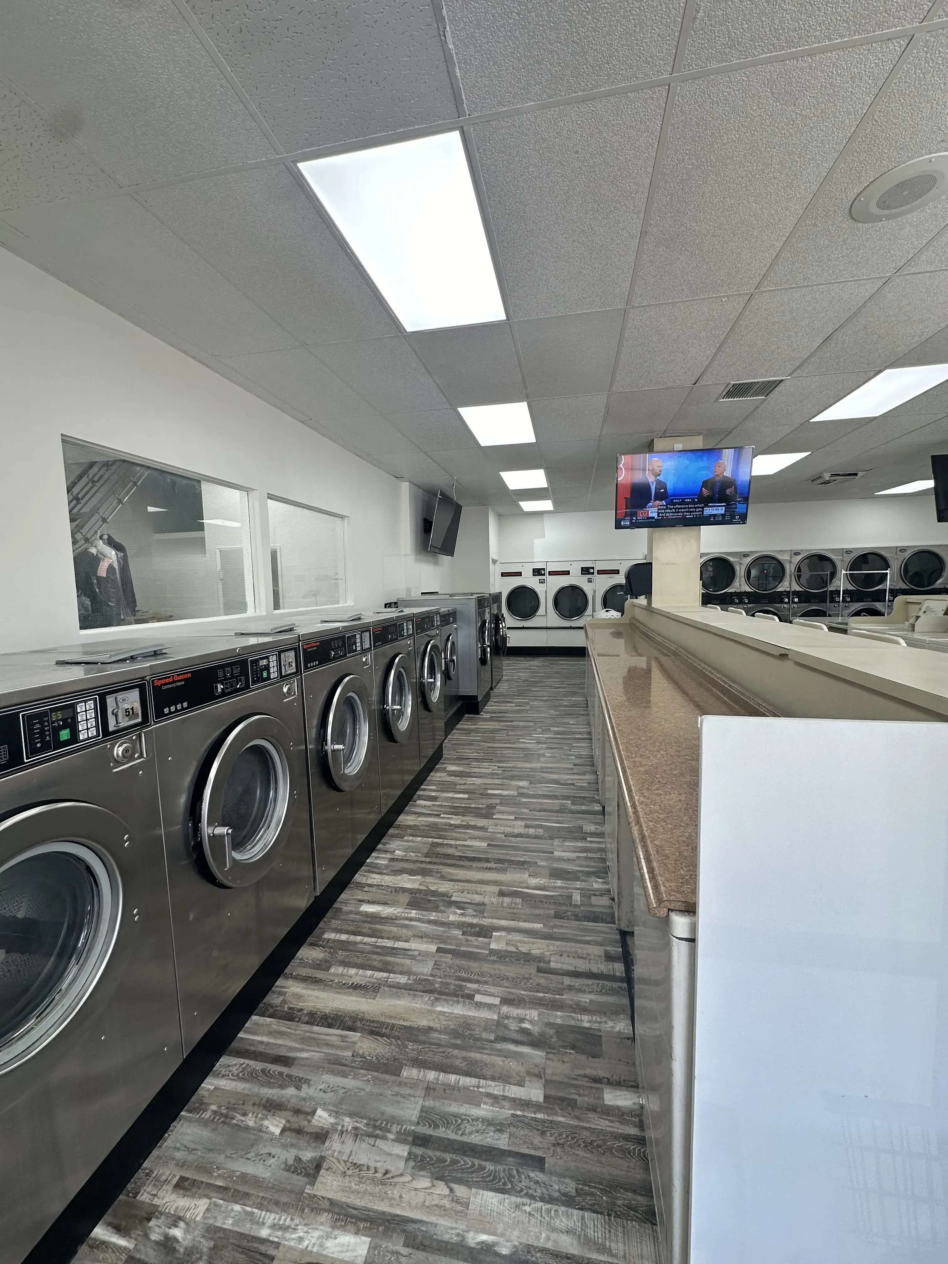 Momma's Laundromat & Dry Cleaners thumbnail 16