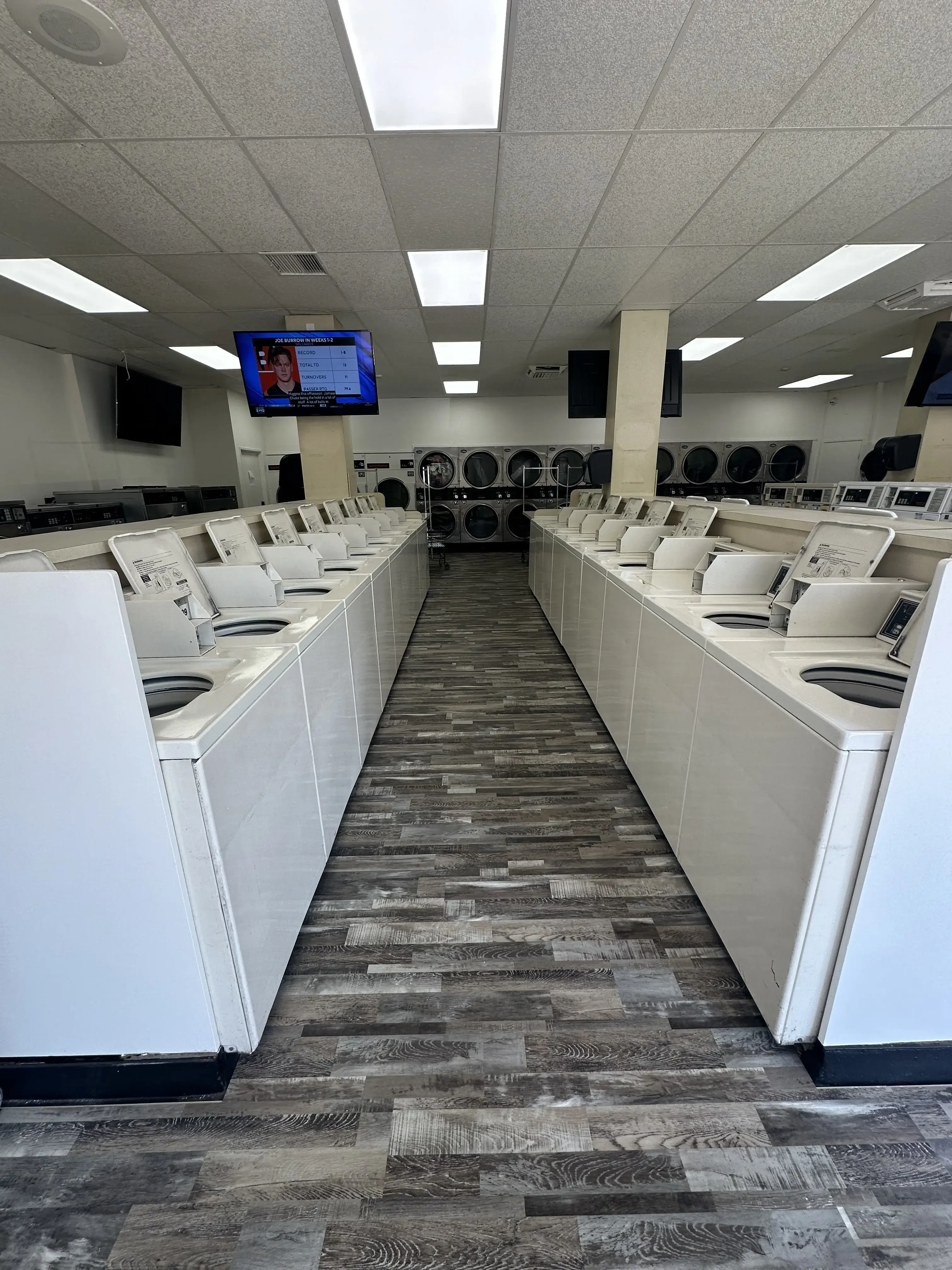 Momma's Laundromat & Dry Cleaners thumbnail 3