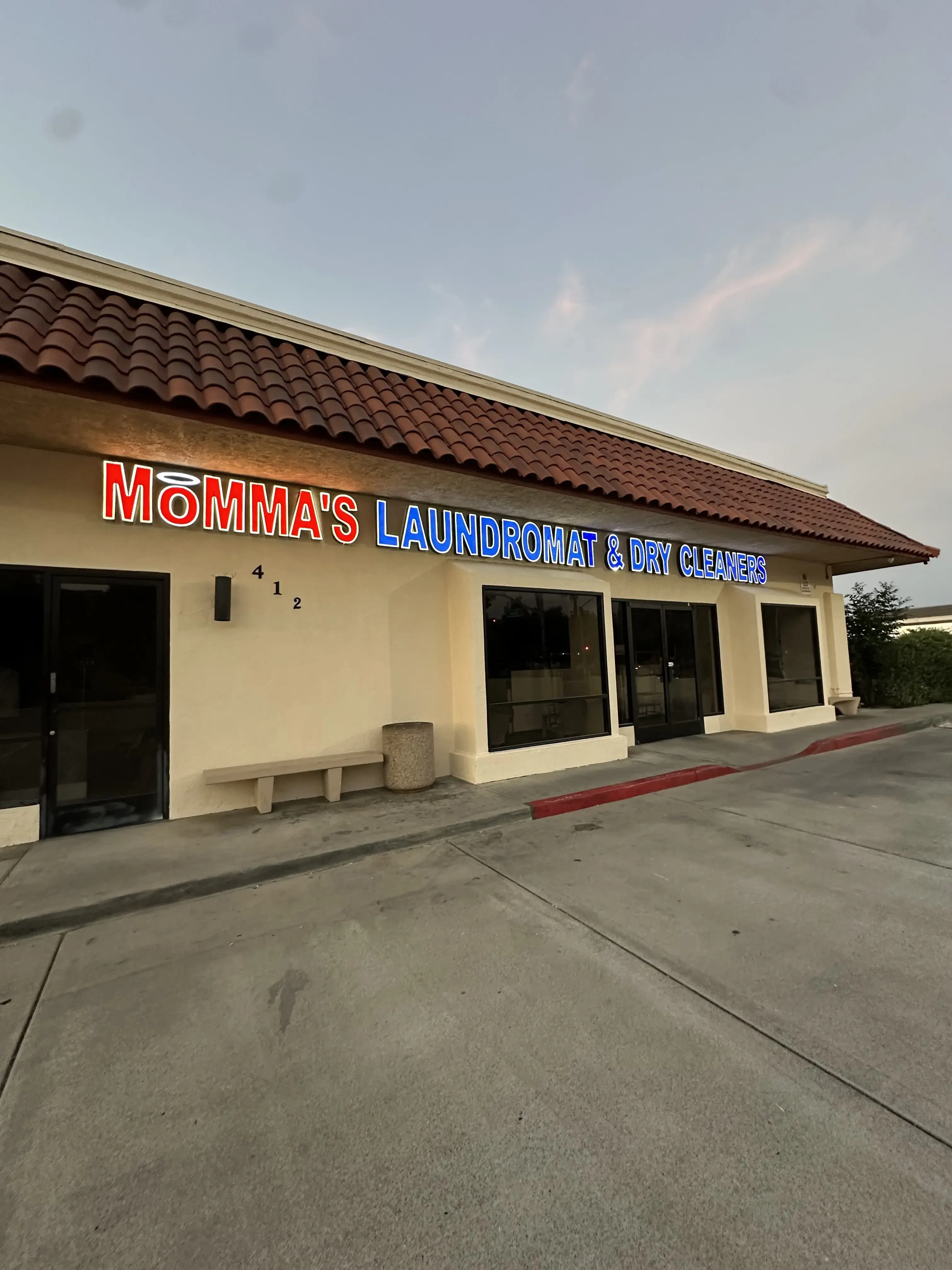Momma's Laundromat & Dry Cleaners location
