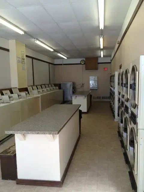 Mound Street Laundromat - Image 6