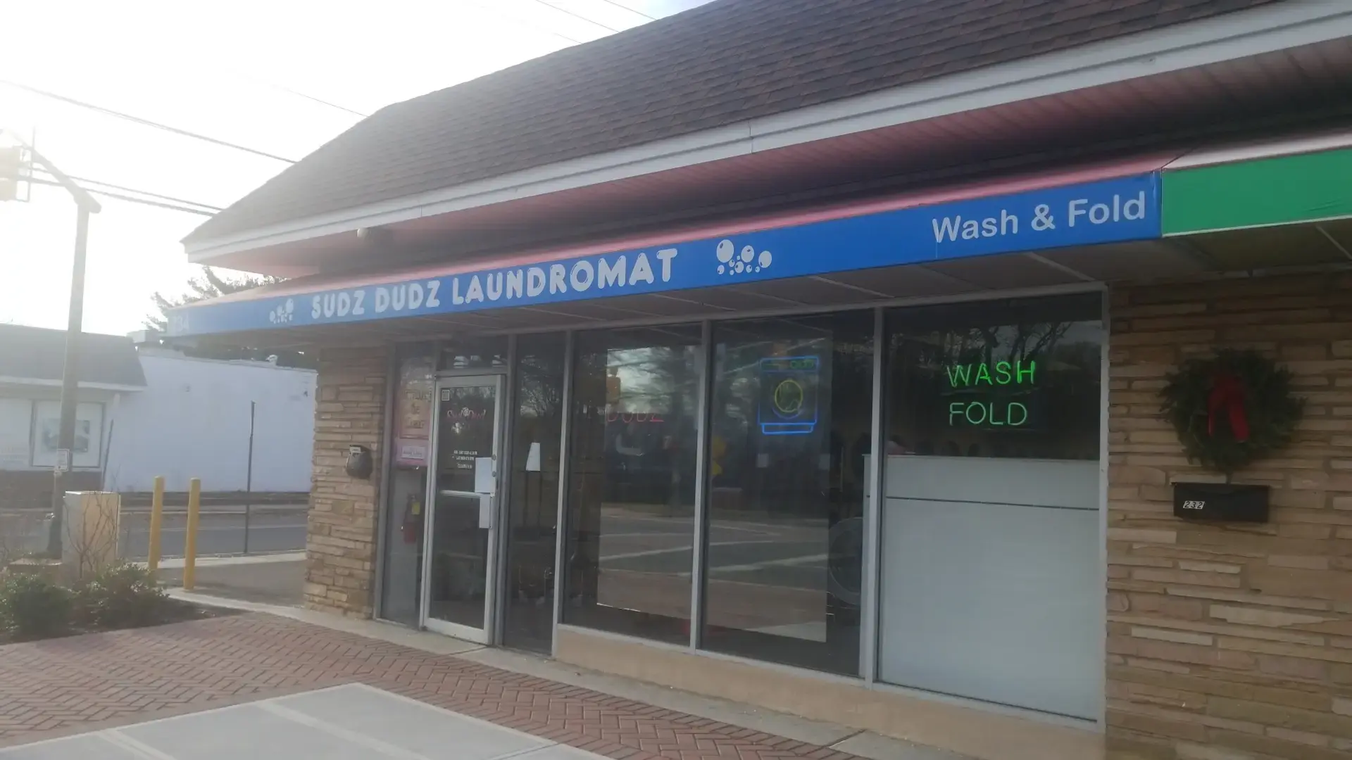 Mountain Ave Laundromat - Image 17
