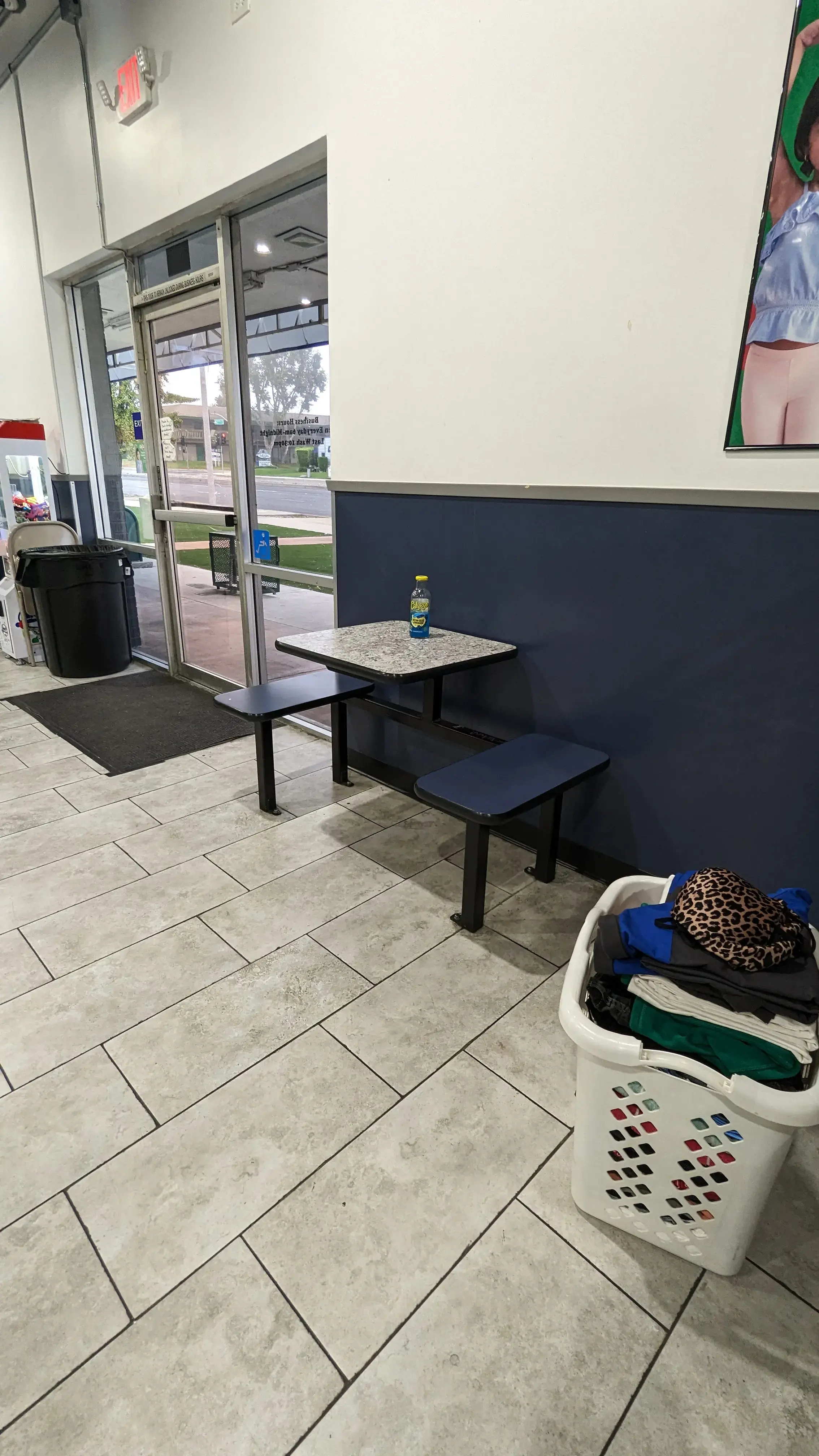 Mountain Coin Laundry/ Lavanderia thumbnail 17