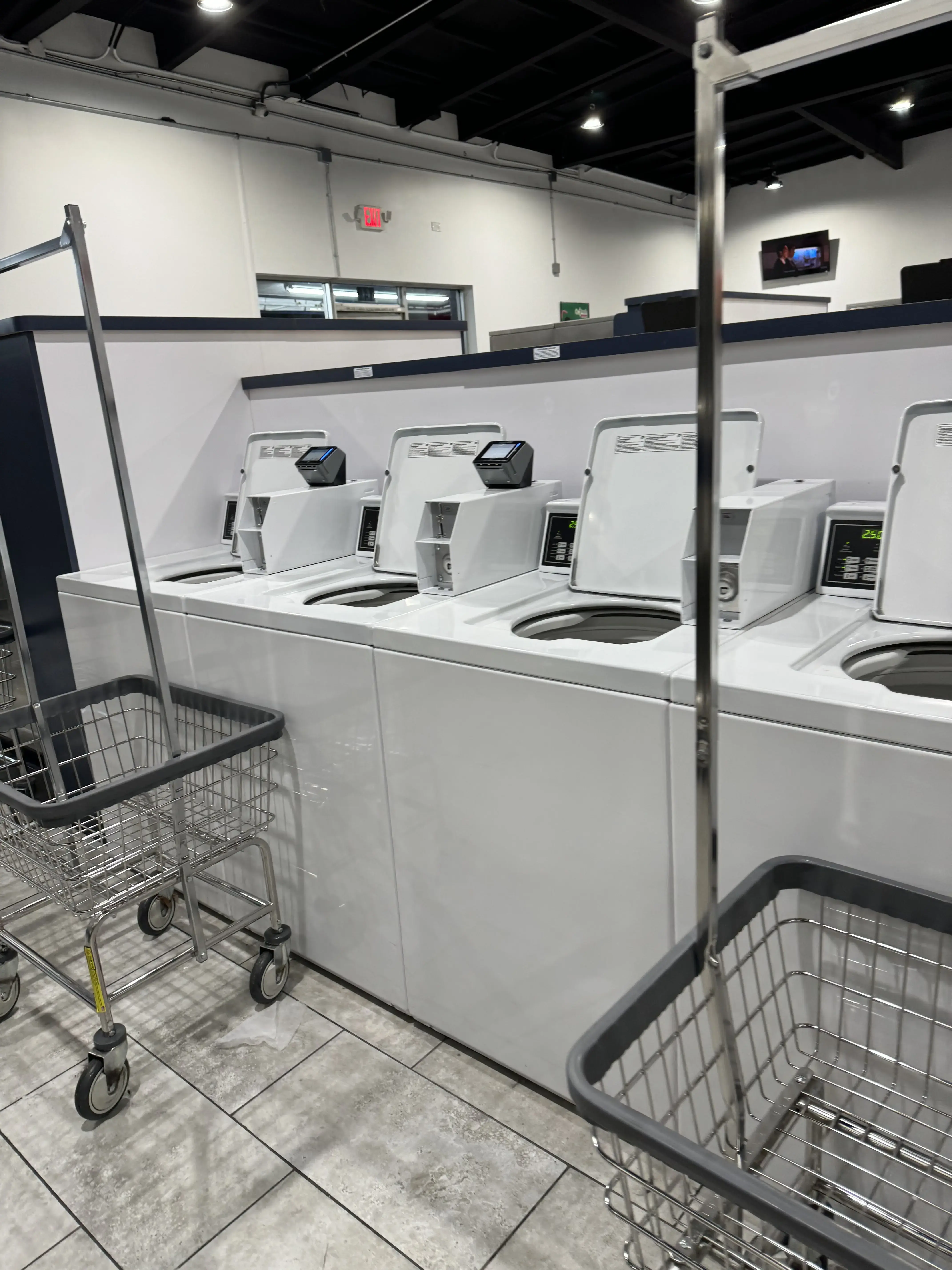 Mountain Coin Laundry/ Lavanderia thumbnail 5