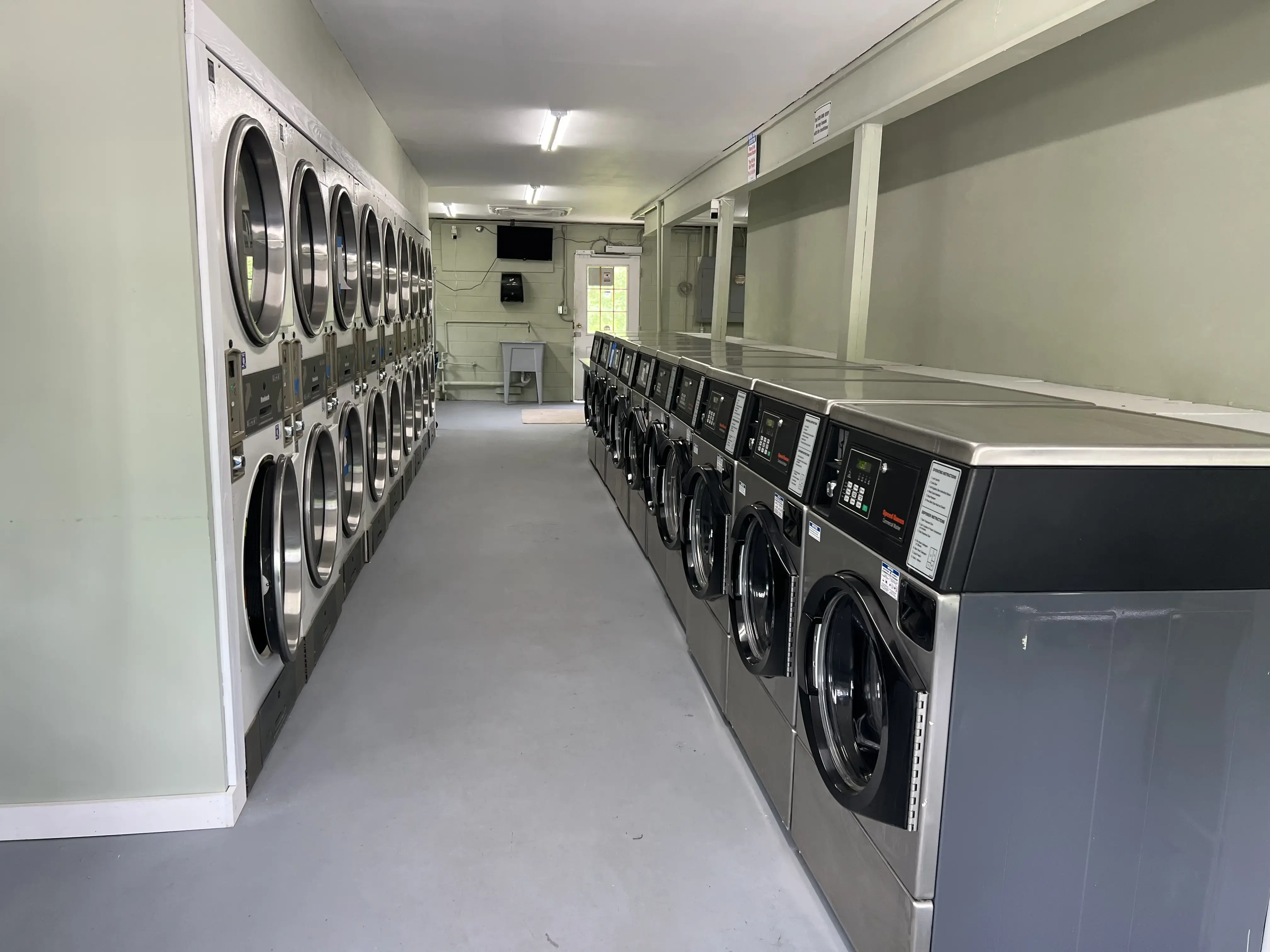 Mountain View Laundromat - Image 18