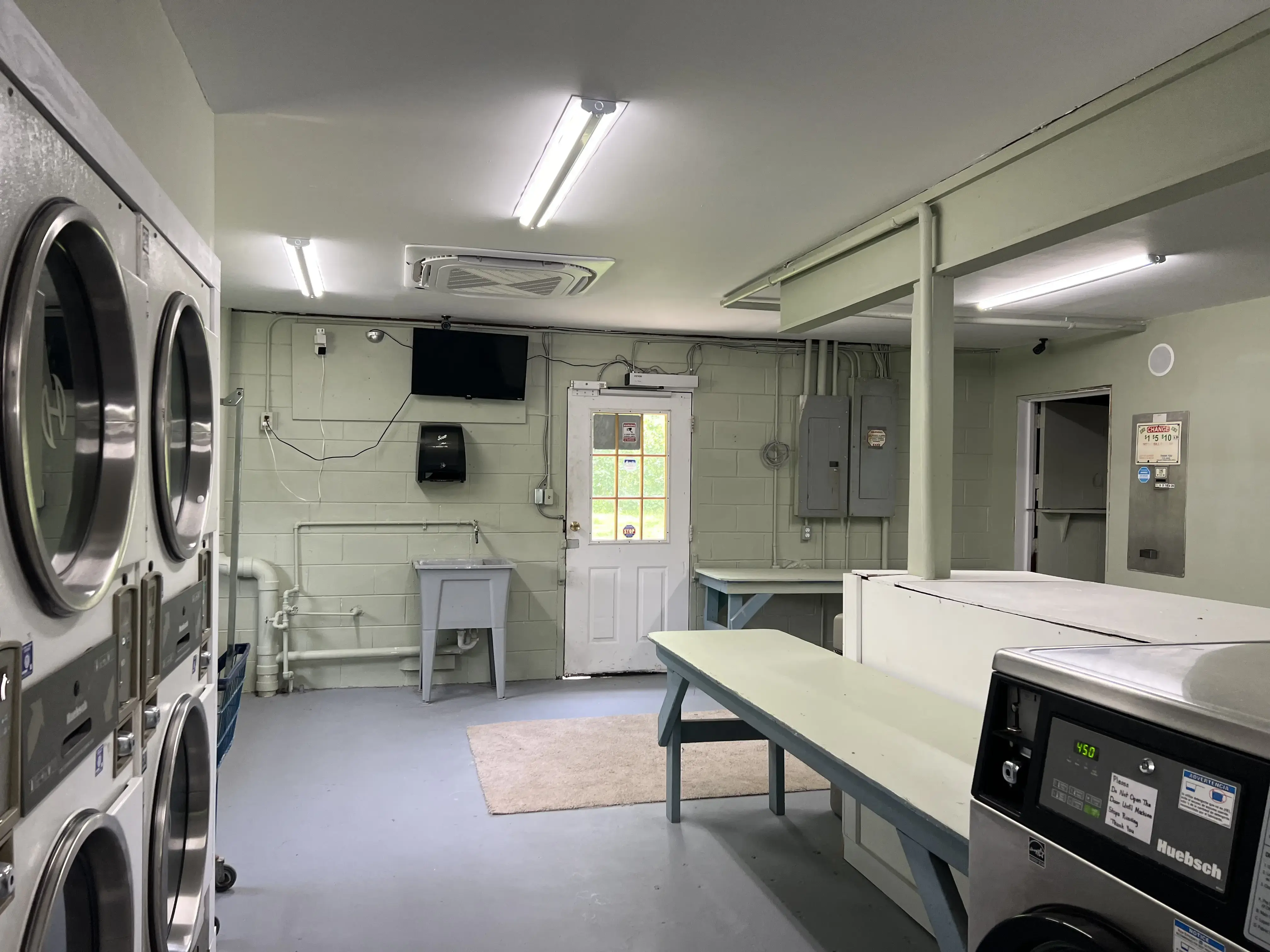 Mountain View Laundromat - Image 15