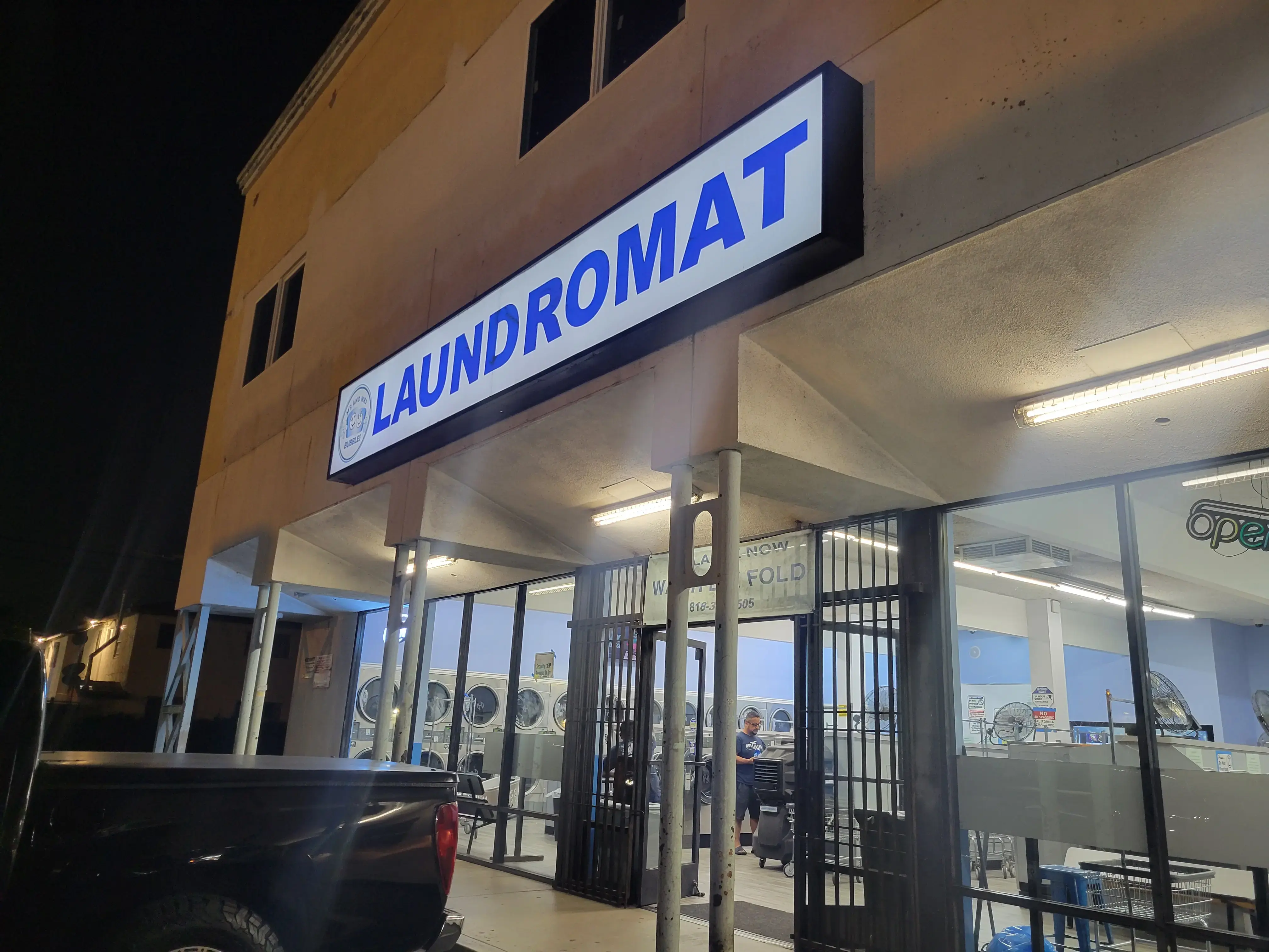 Mr and Mrs Bubbles Laundromat - Image 10