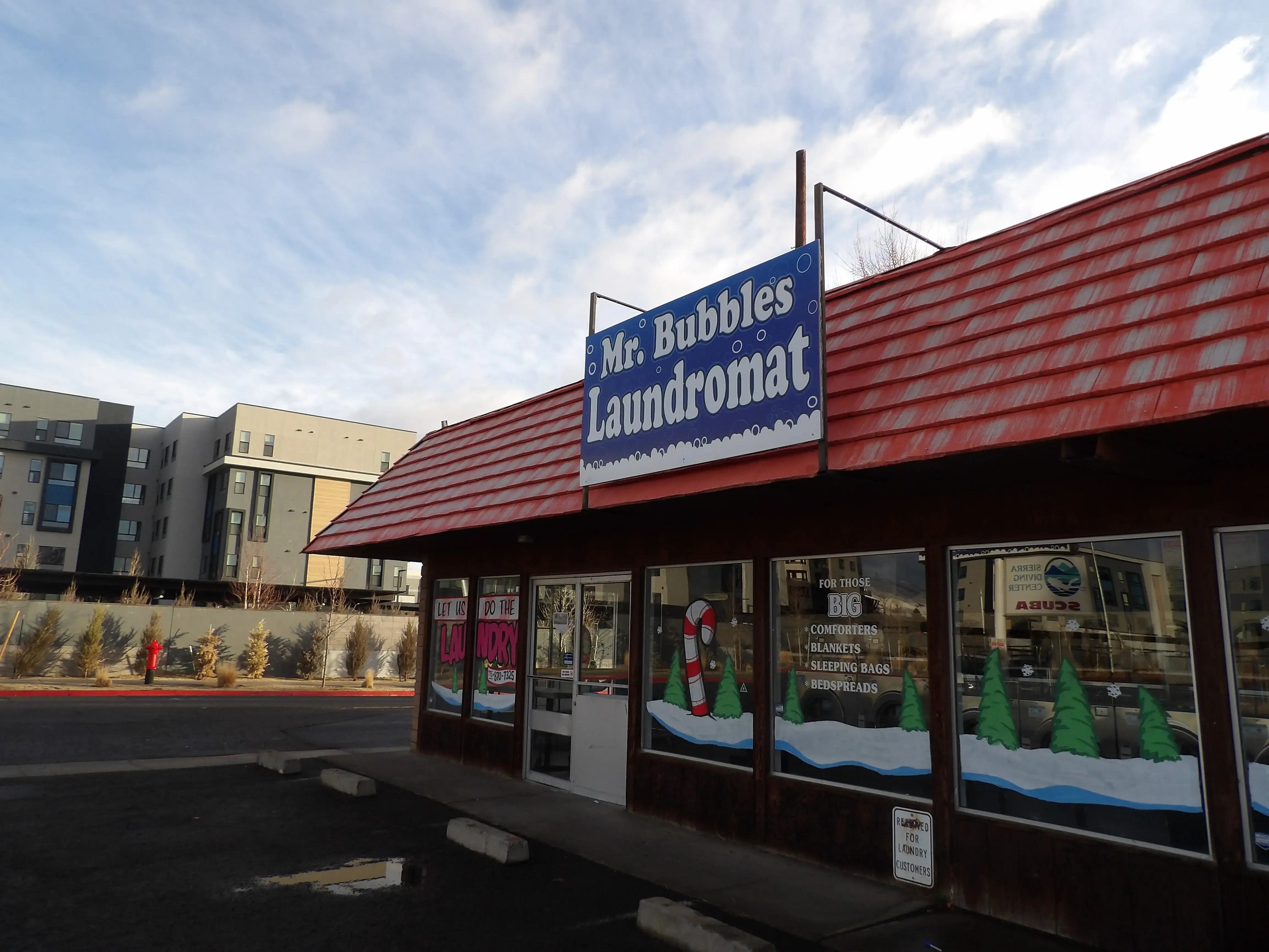 Mr. Bubbles Laundromat Grove thumbnail 3