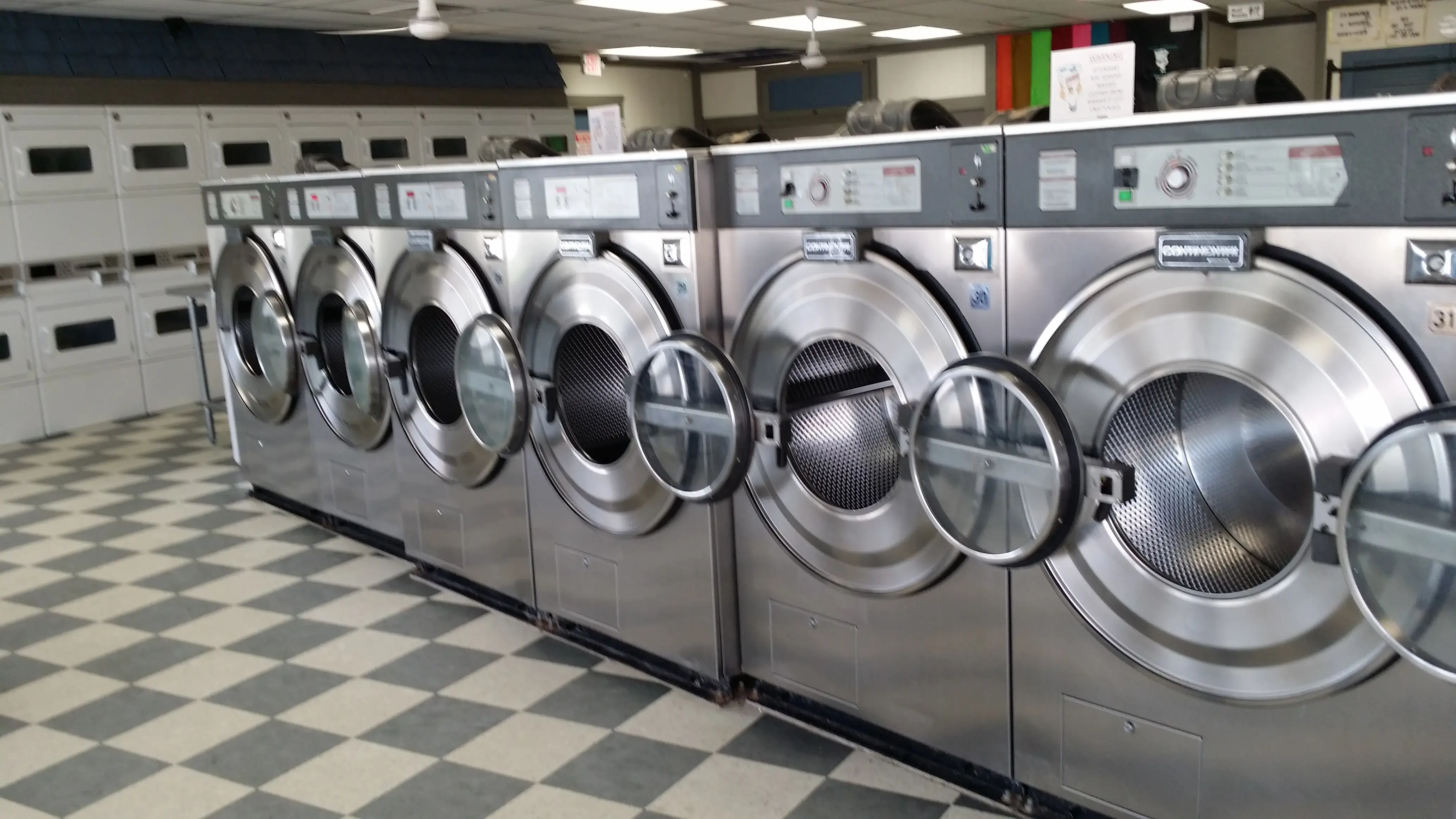 Mr. Clean Washateria & Laundromat - Image 4