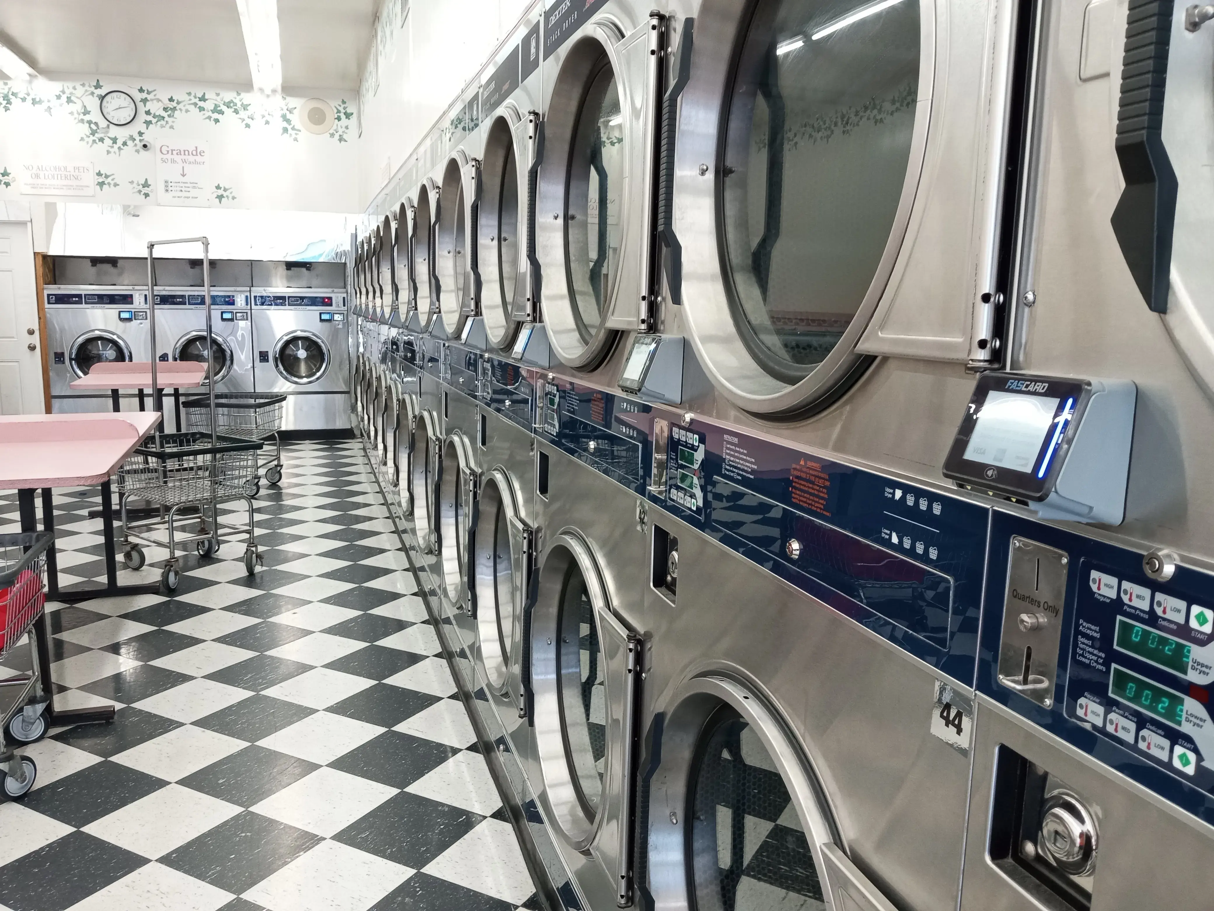 Mr. & Mrs. Bubbles Coin Laundry thumbnail 1
