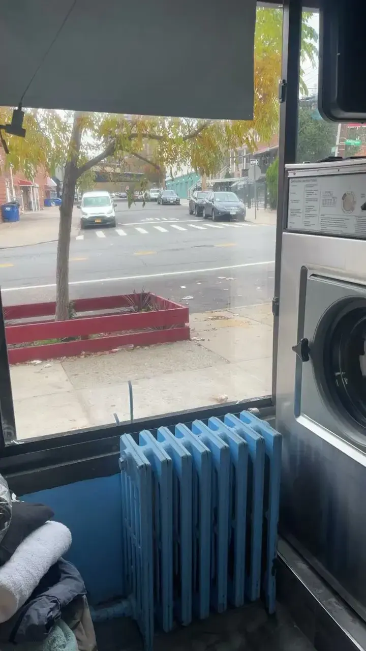 Ms. Babbling Bubbles Laundromat thumbnail 8