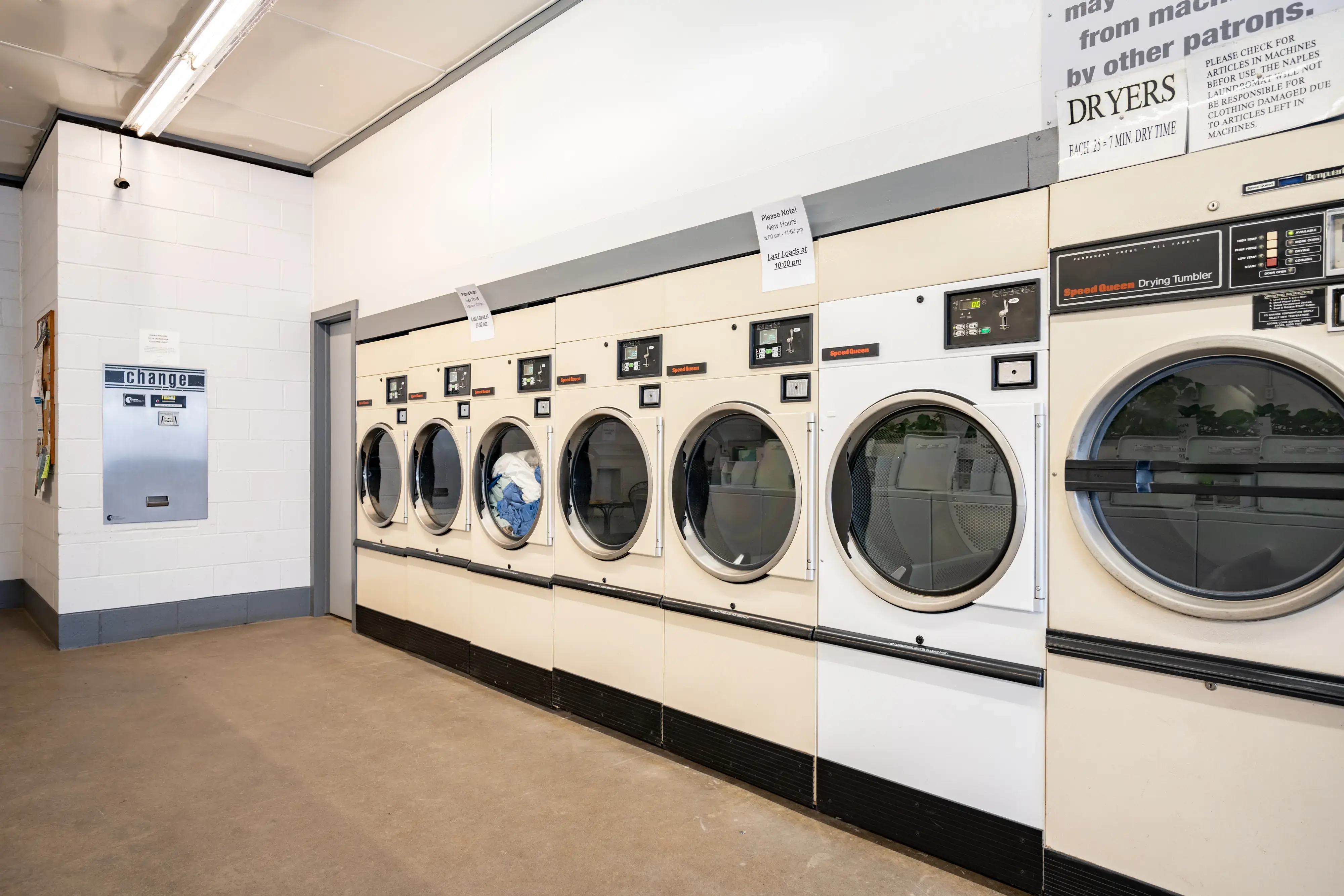 Naples Laundromat - Image 8