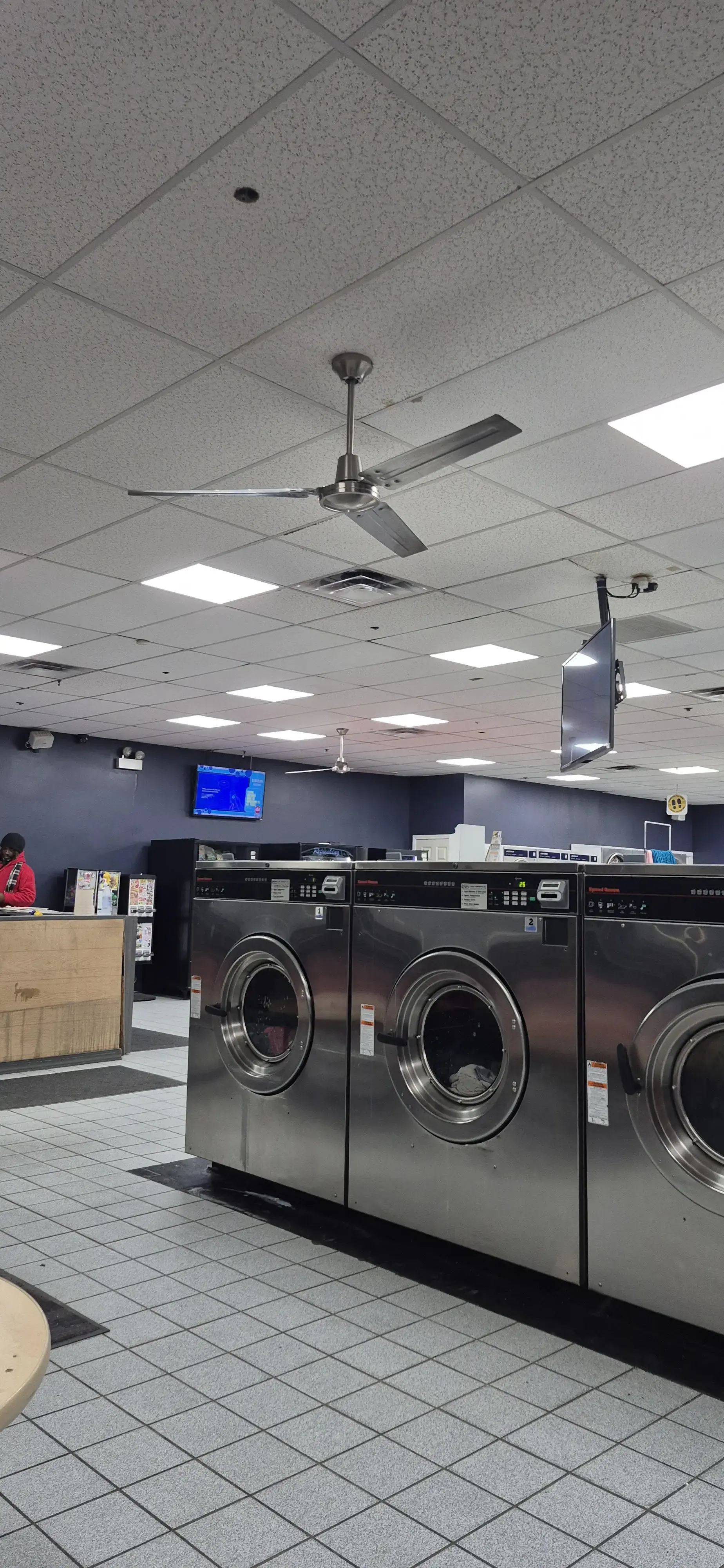 Neighborhood laundromat - Image 4